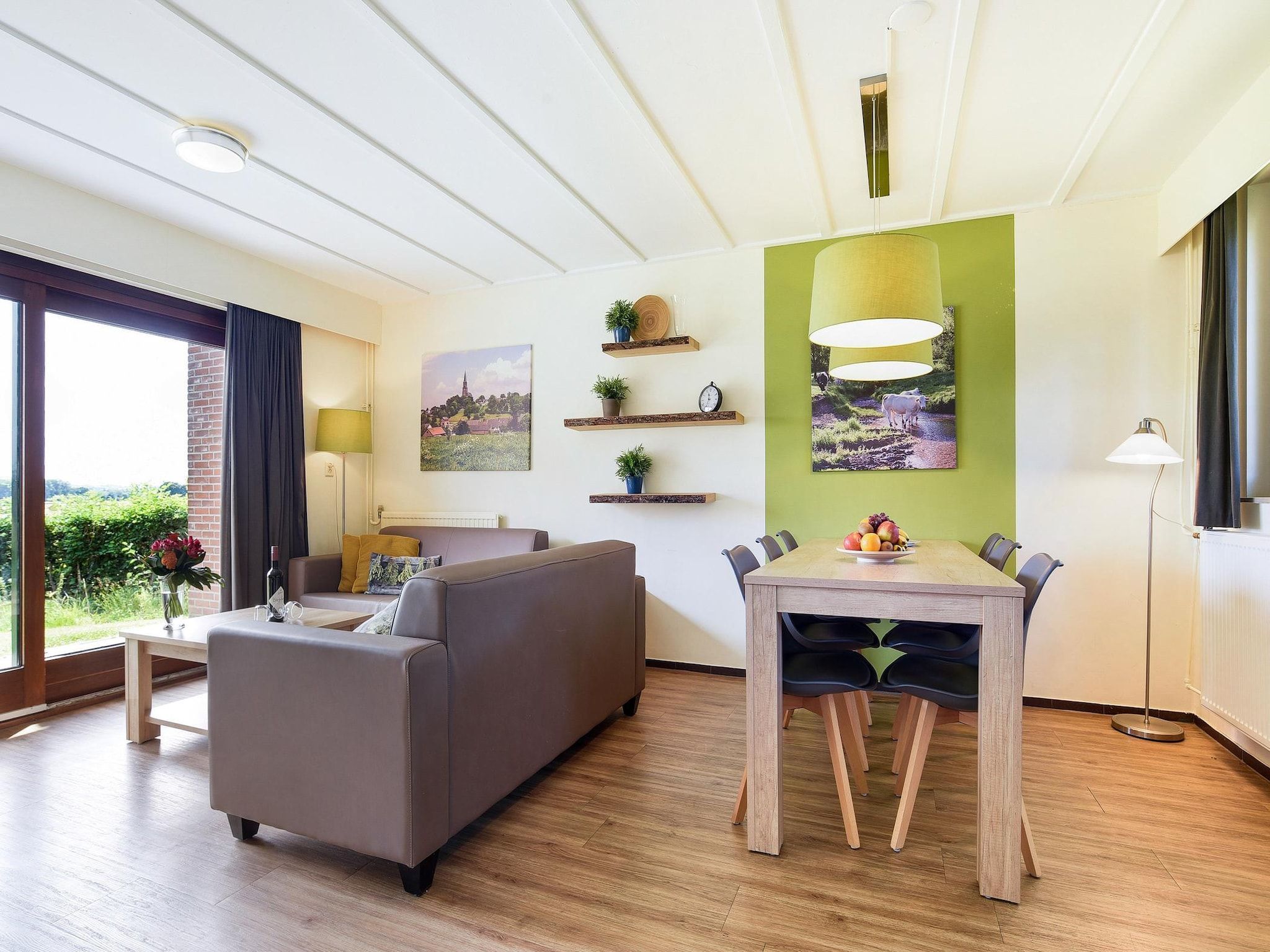 De woonkamer van Vakantiepark Reevallis 6 in Vijlen