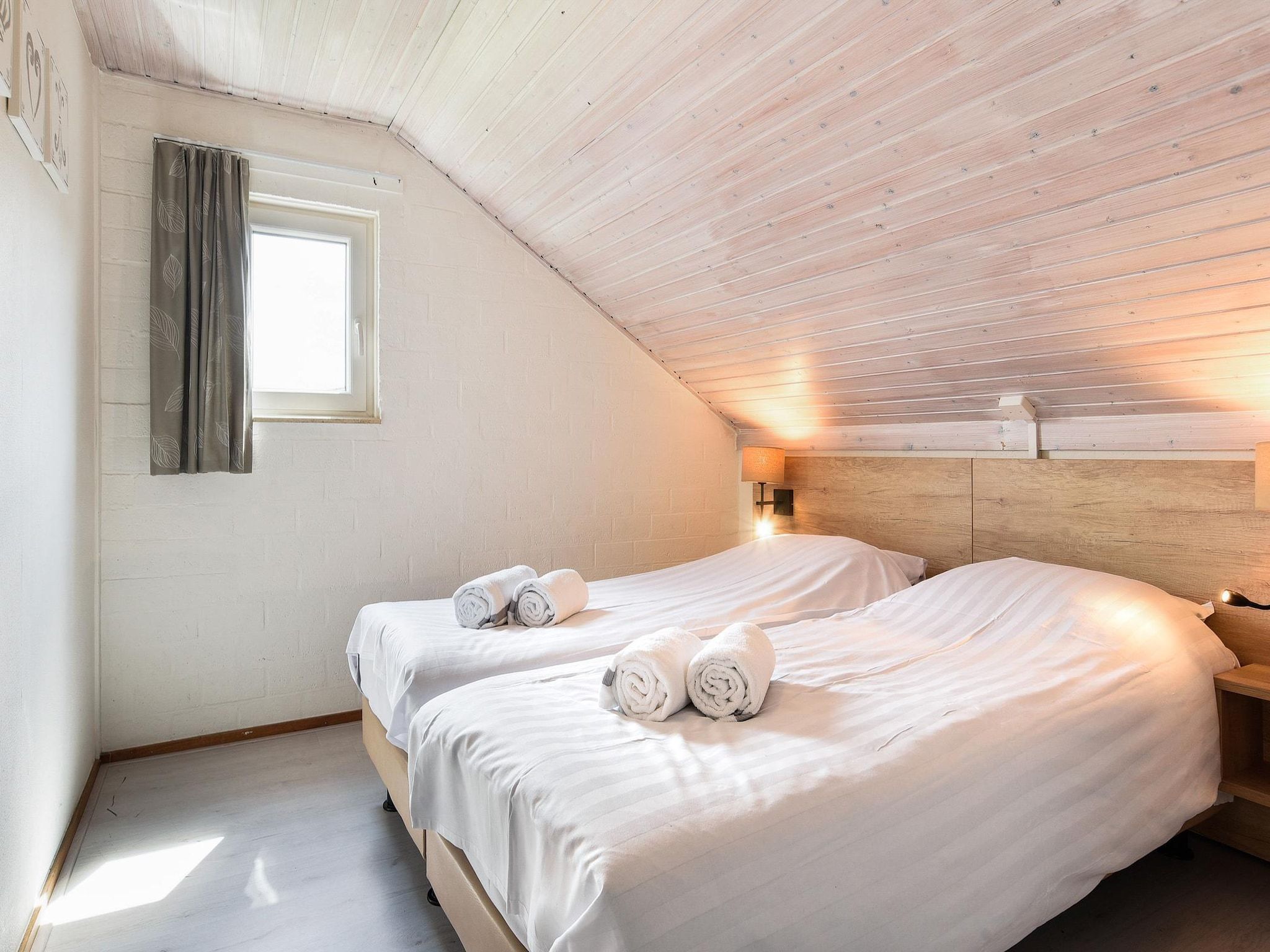 Een slaapkamer van Vakantiepark Reevallis 6 in Vijlen