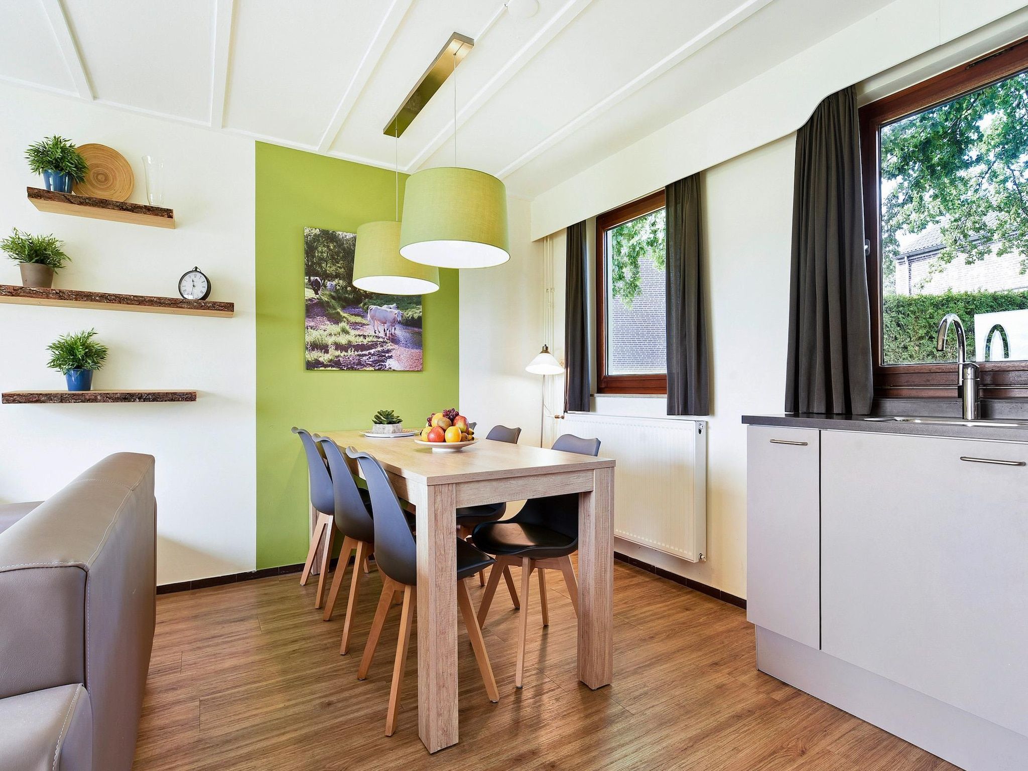 De eetkamer van Vakantiepark Reevallis 6 in Vijlen