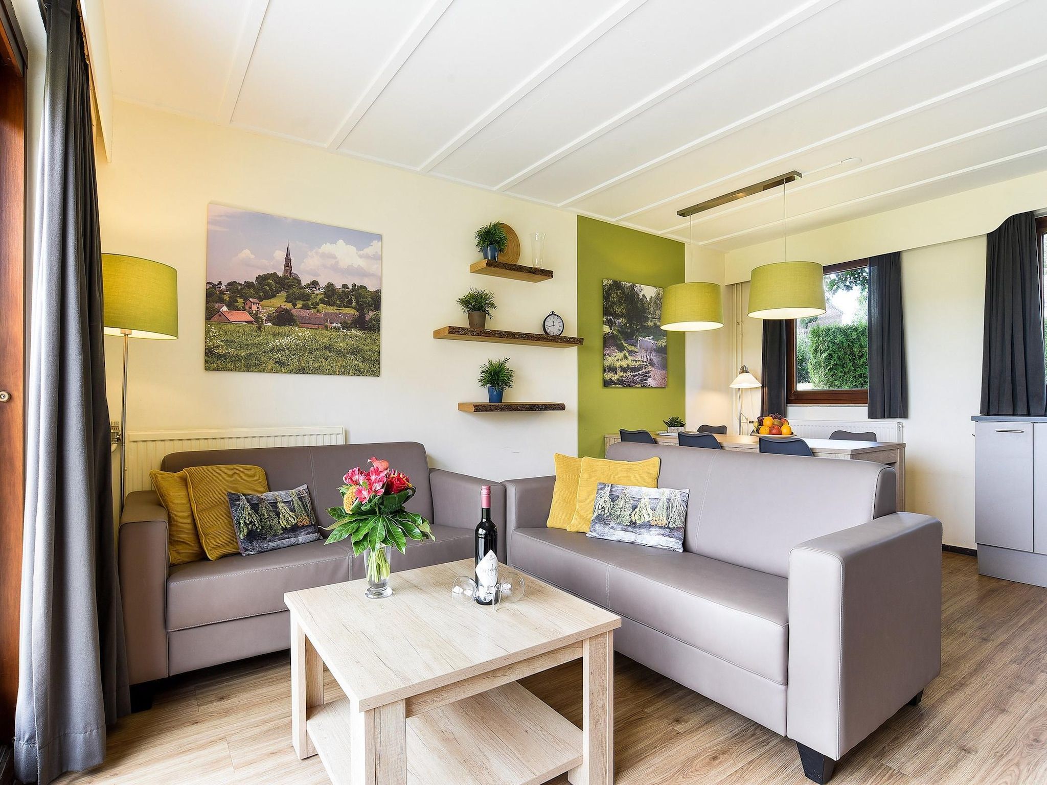 De woonkamer van Vakantiepark Reevallis 6 in Vijlen