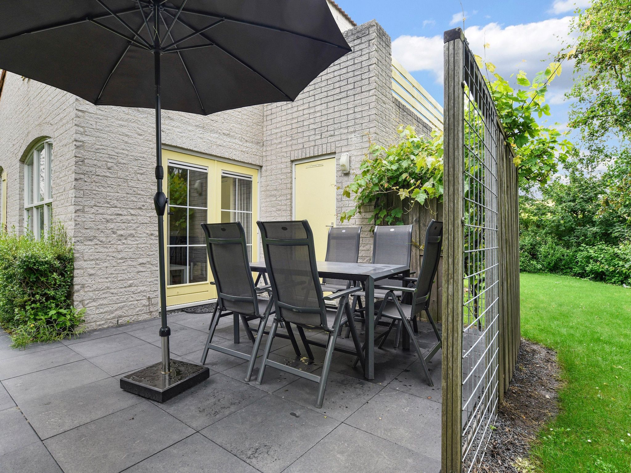 Het terras van Parc Port Greve 17 in Brouwershaven