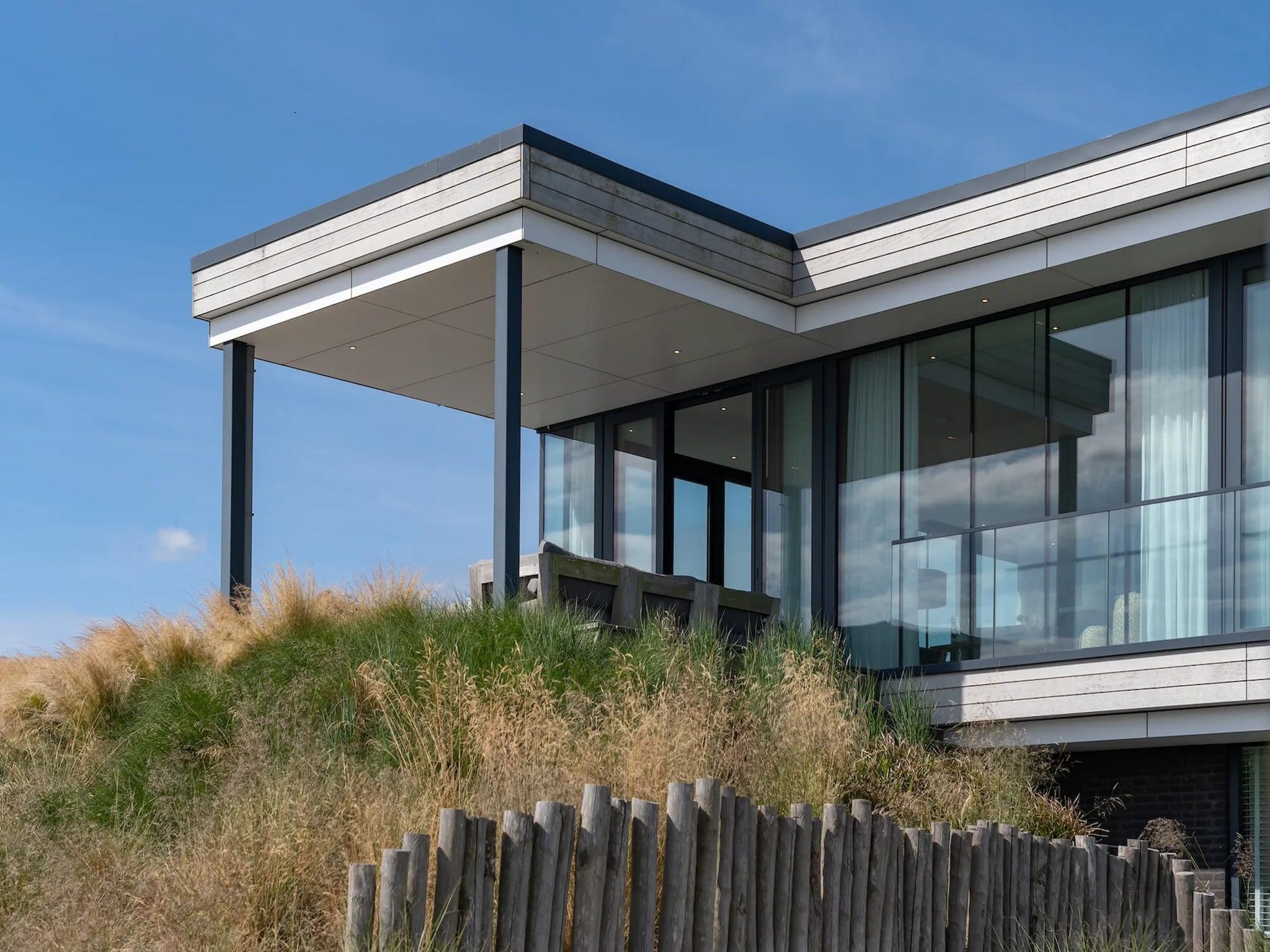 De buitenkant van Harbour Village 4 in Arnemuiden