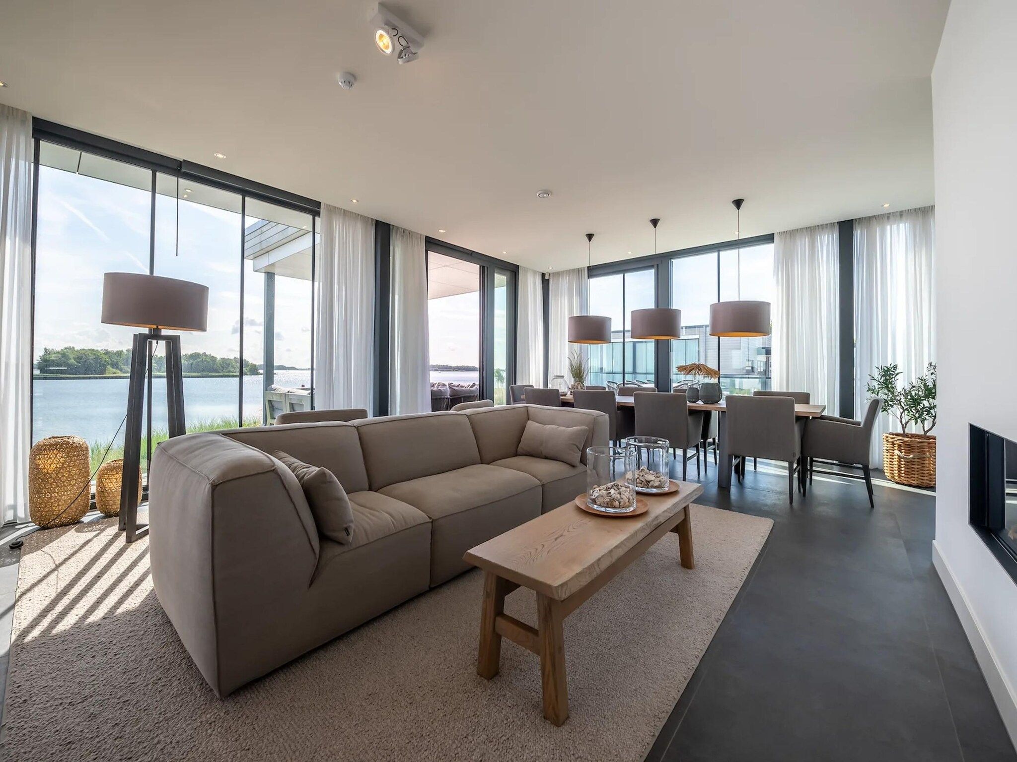 De woonkamer van Harbour Village 4 in Arnemuiden