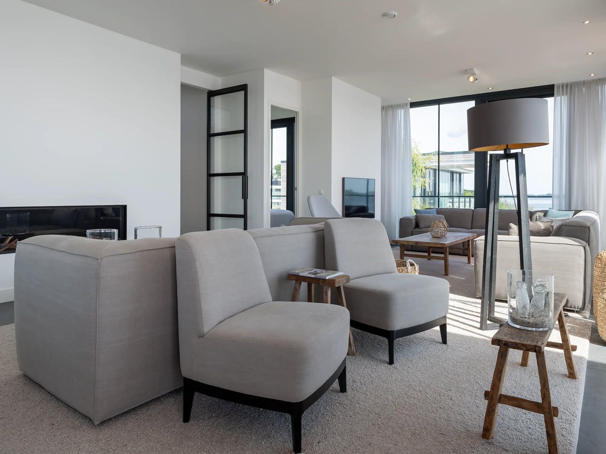 De woonkamer van Harbour Village 4 in Arnemuiden