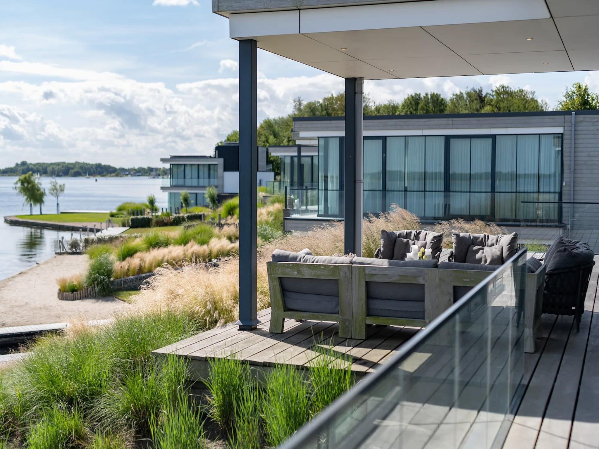 Het terras van Harbour Village 4 in Arnemuiden