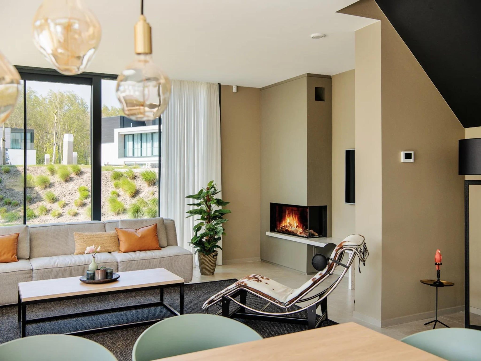 De woonkamer van Harbour Village 5 in Arnemuiden