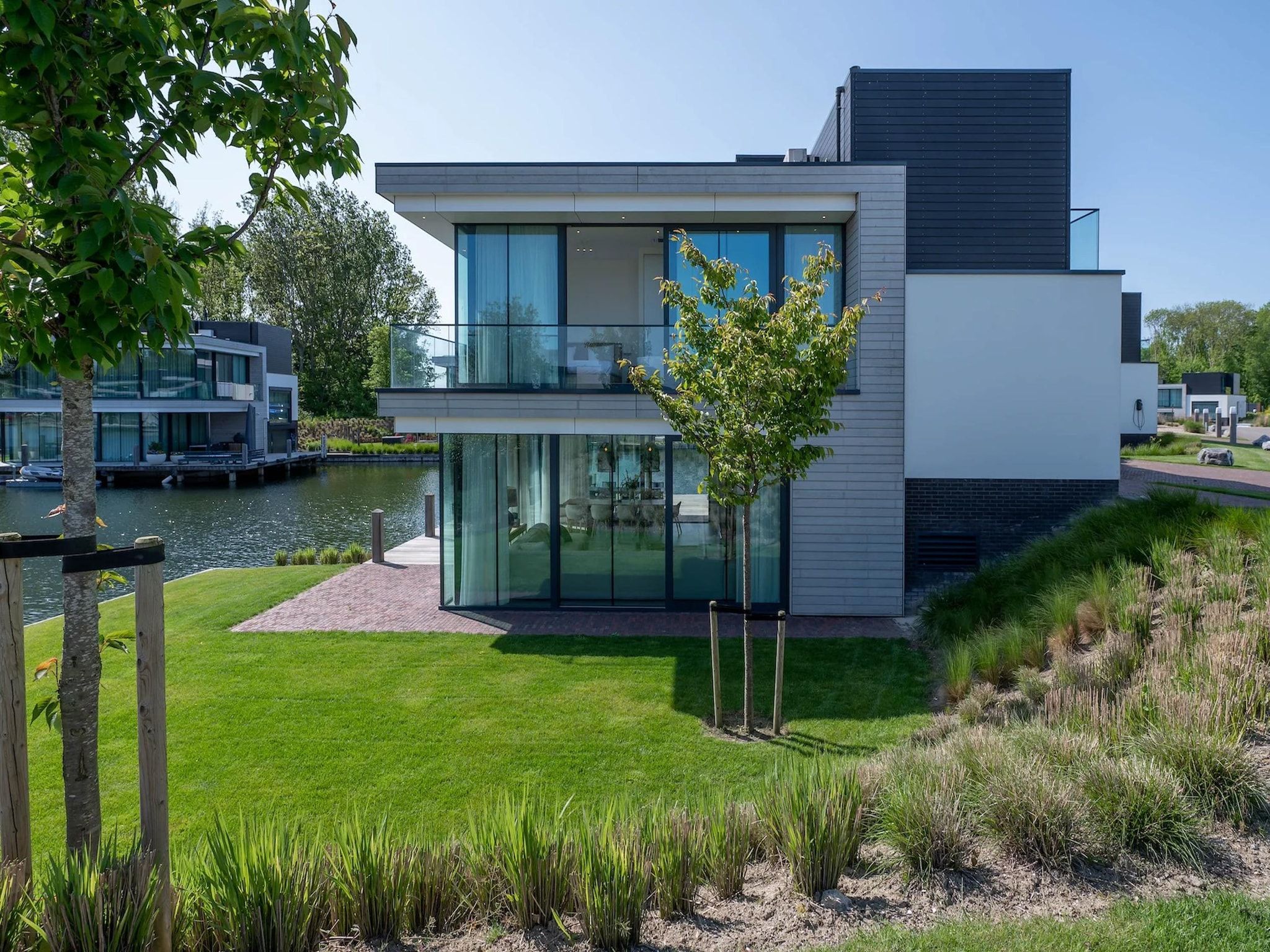 De buitenkant van Harbour Village 5 in Arnemuiden