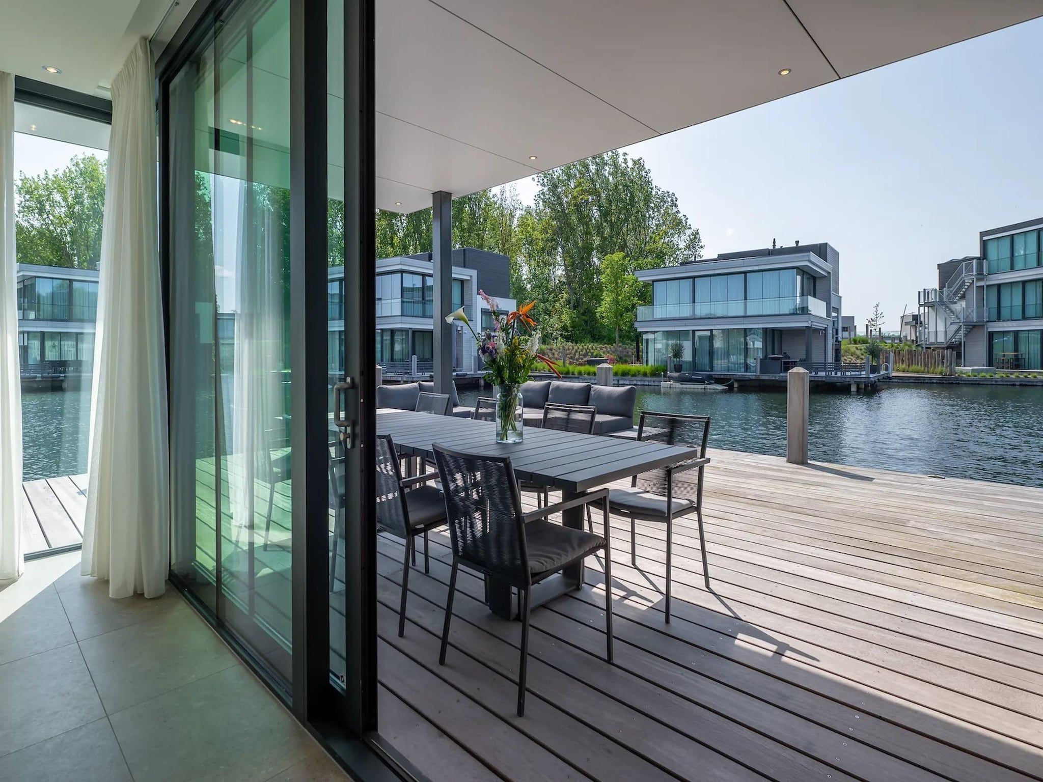 Het terras van Harbour Village 5 in Arnemuiden