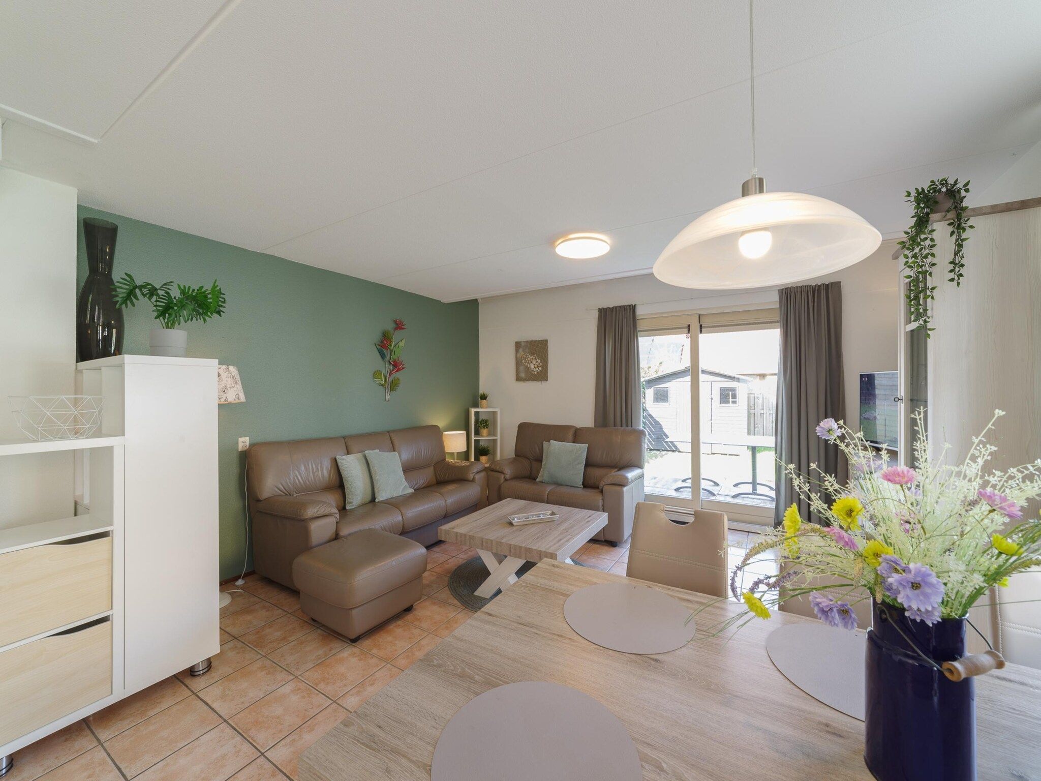 De woonkamer van Villapark De Oesterbaai 10 in Wemeldinge