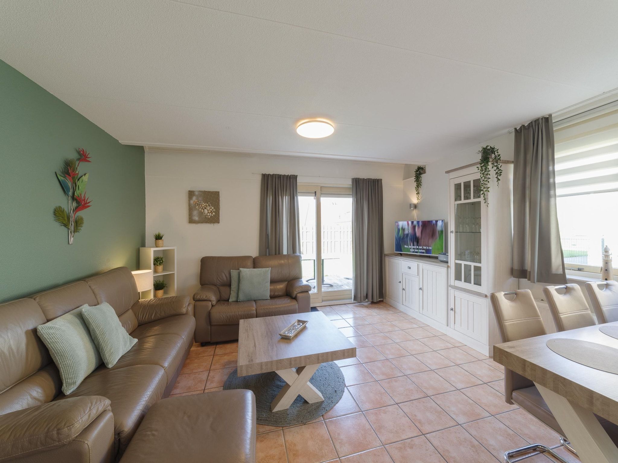 De woonkamer van Villapark De Oesterbaai 10 in Wemeldinge