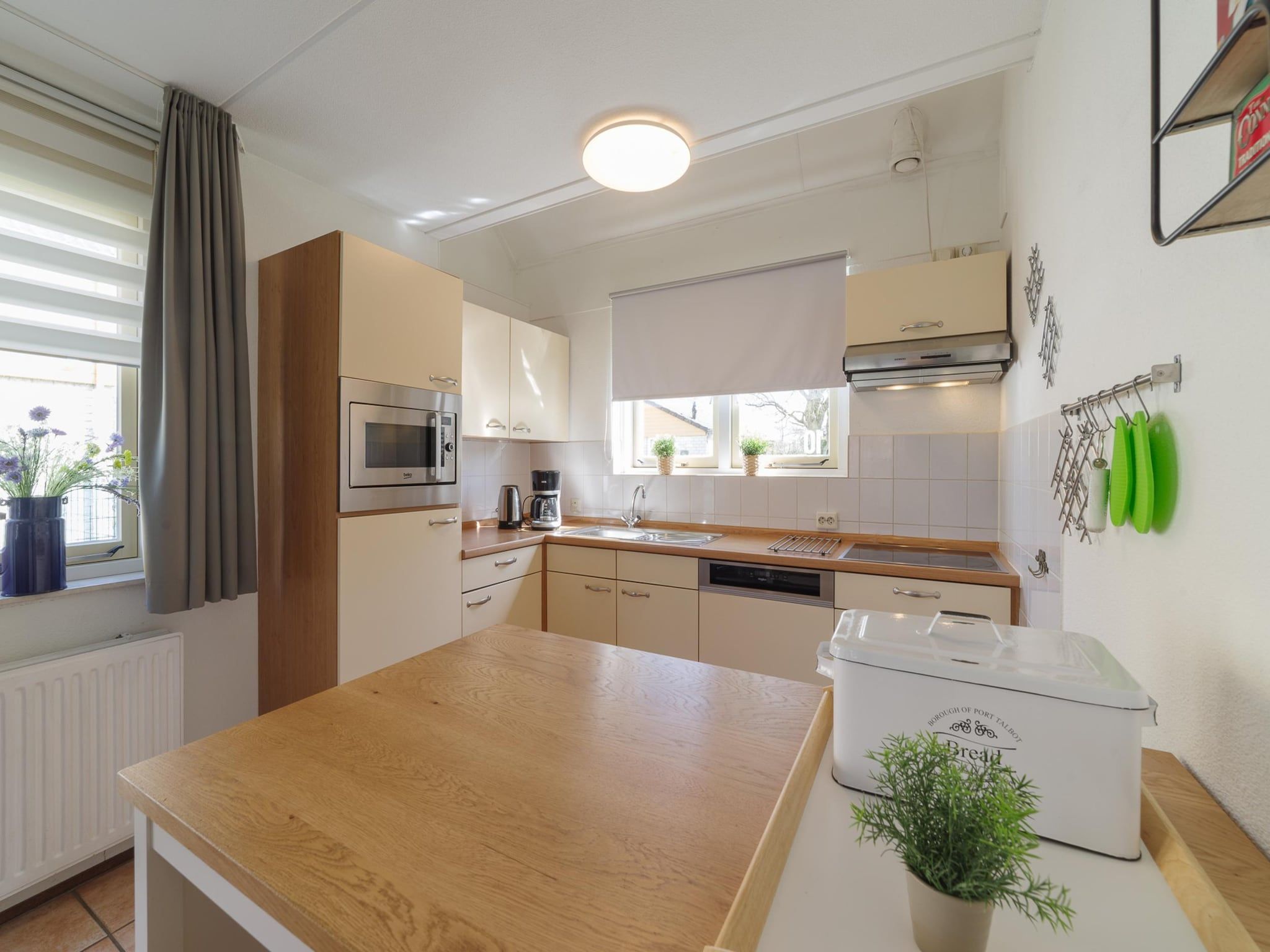 De keuken van Villapark De Oesterbaai 10 in Wemeldinge