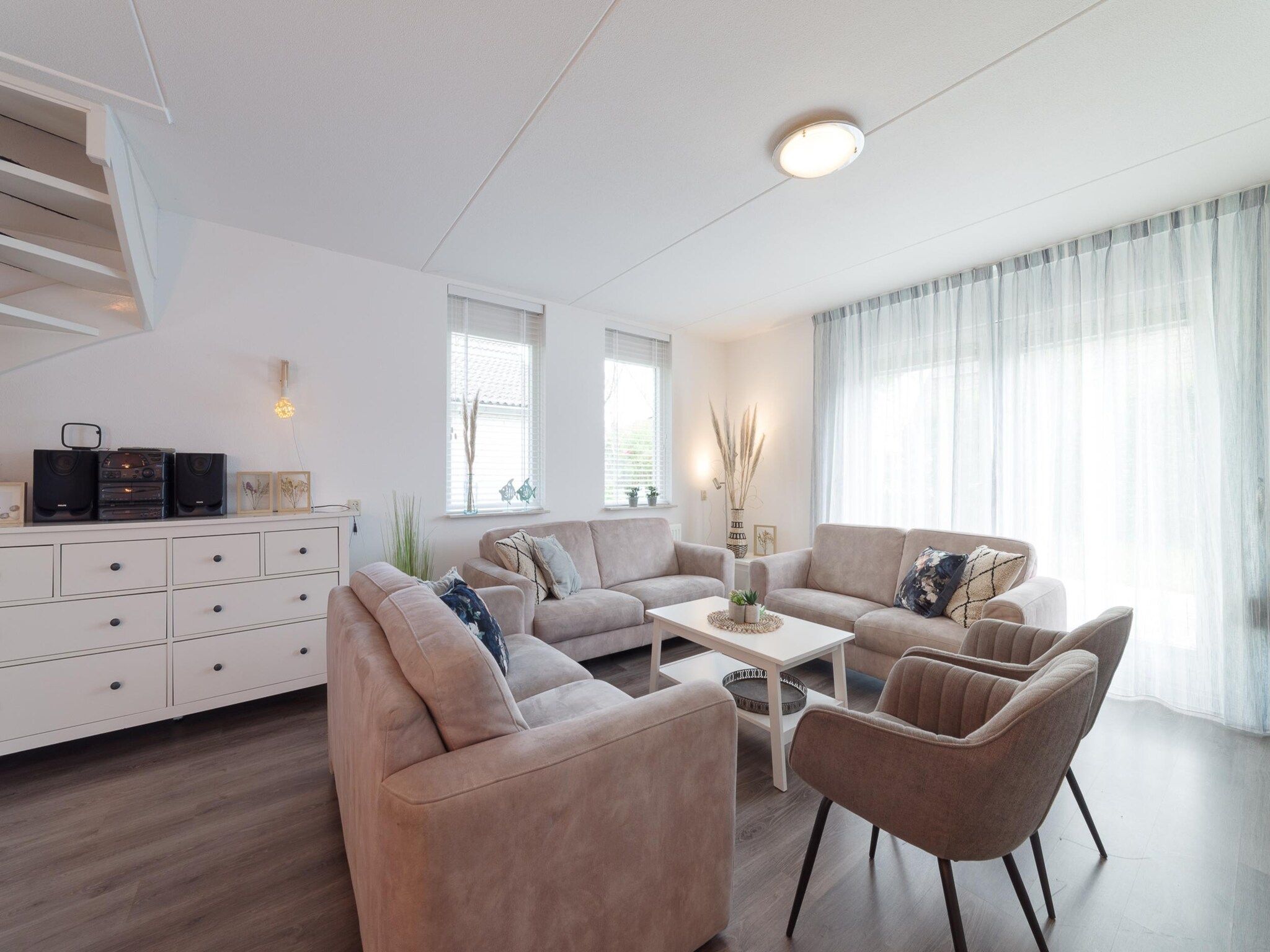 De woonkamer van Villapark De Oesterbaai 17 in Wemeldinge