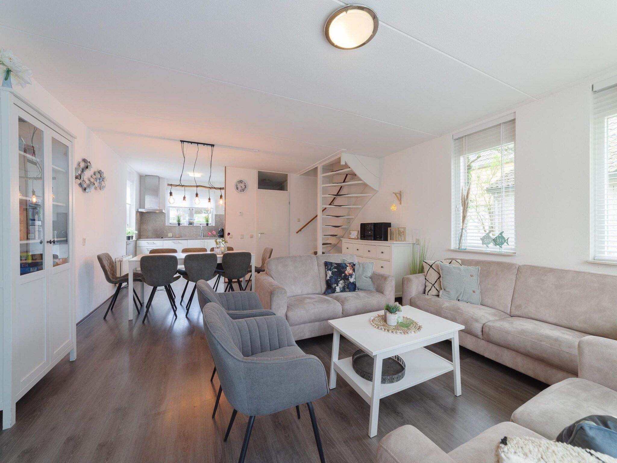 De woonkamer van Villapark De Oesterbaai 17 in Wemeldinge