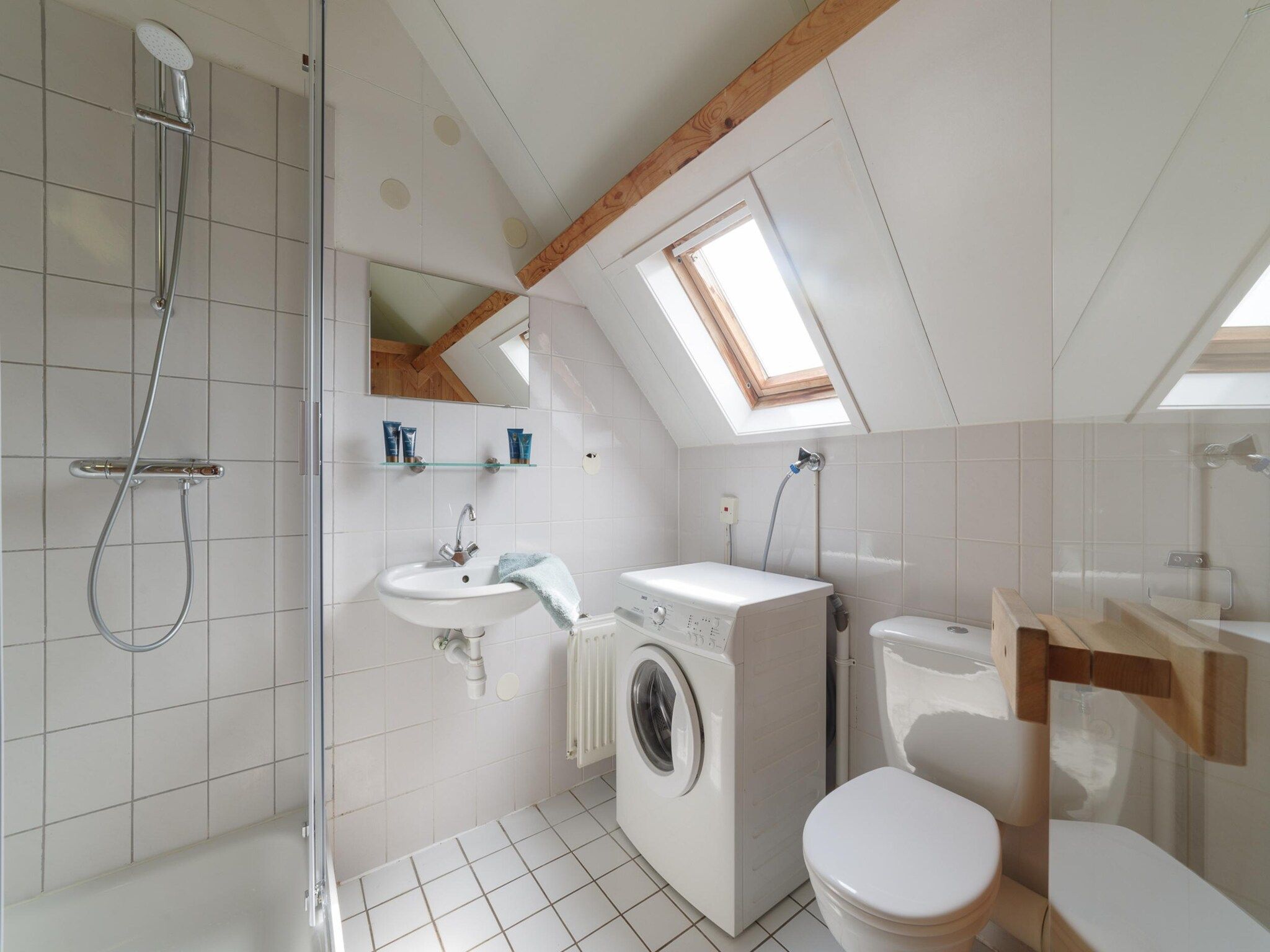 De badkamer van Villapark De Oesterbaai 17 in Wemeldinge