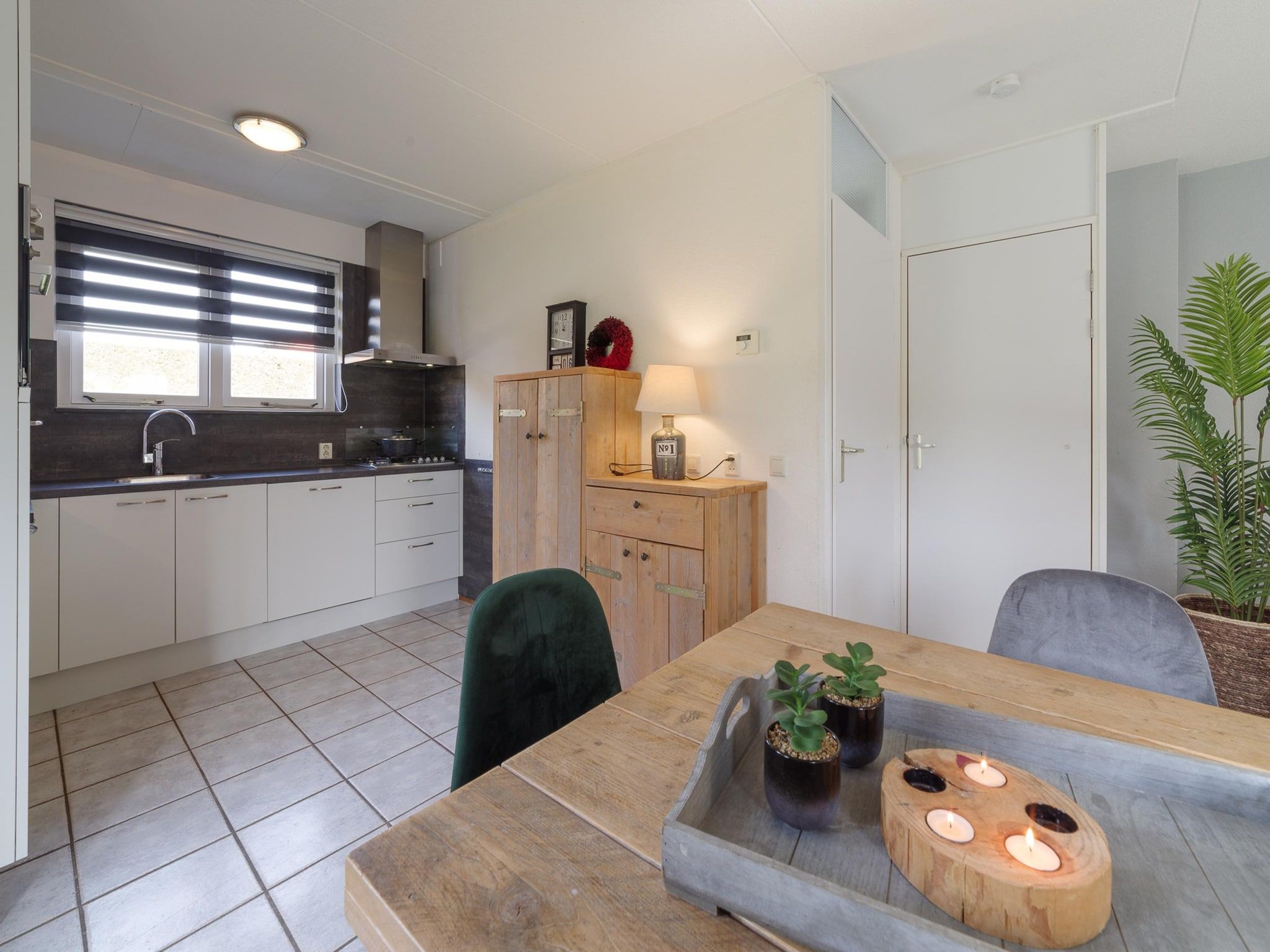 De eetkamer van Villapark De Oesterbaai 23 in Wemeldinge