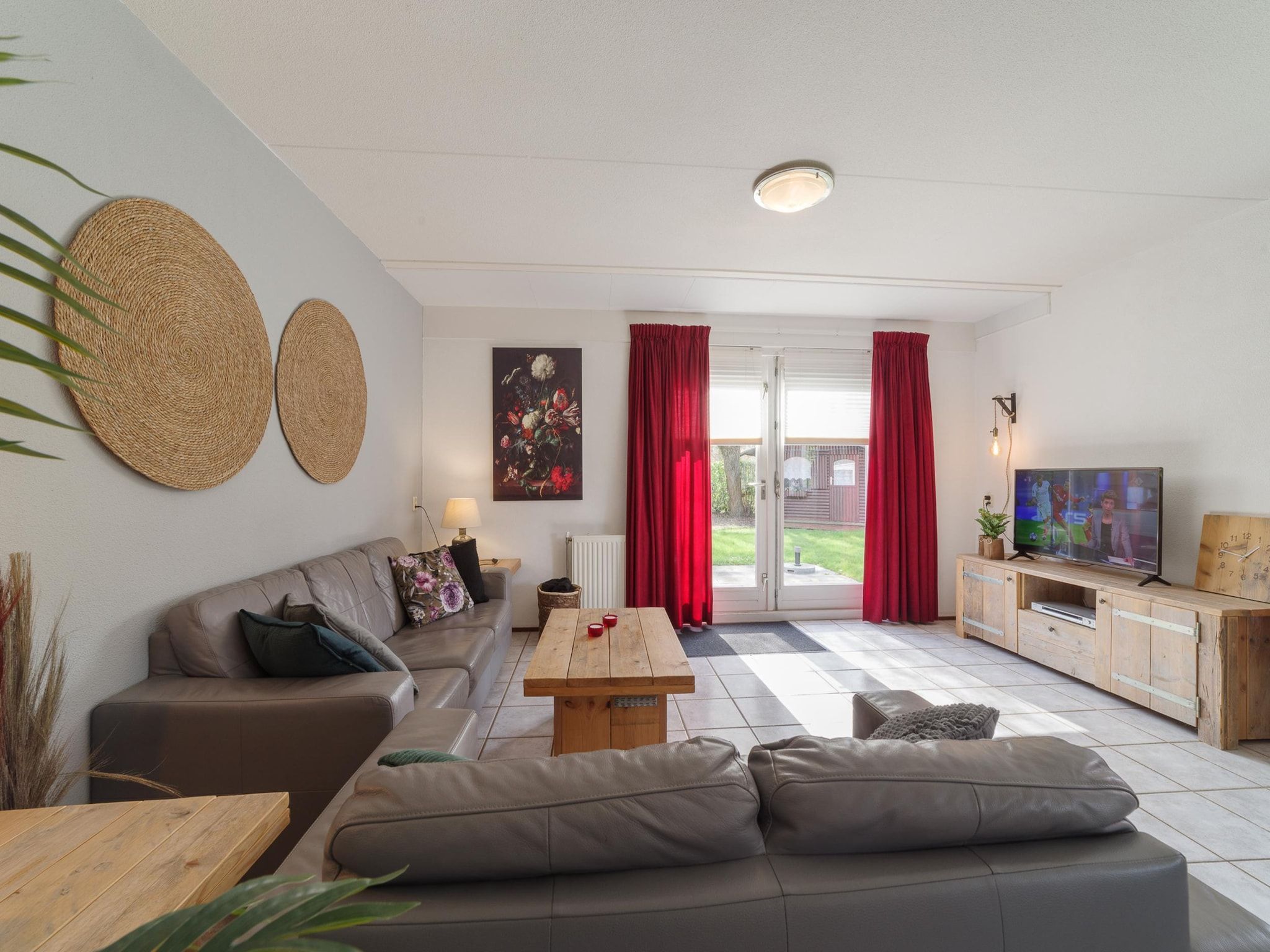 De woonkamer van Villapark De Oesterbaai 23 in Wemeldinge