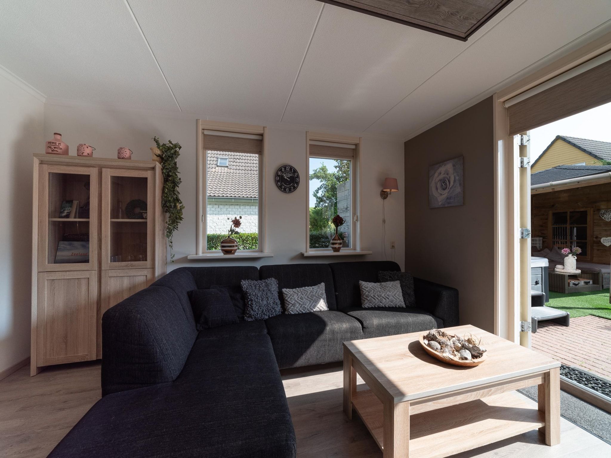 De woonkamer van Villapark De Oesterbaai 26 in Wemeldinge