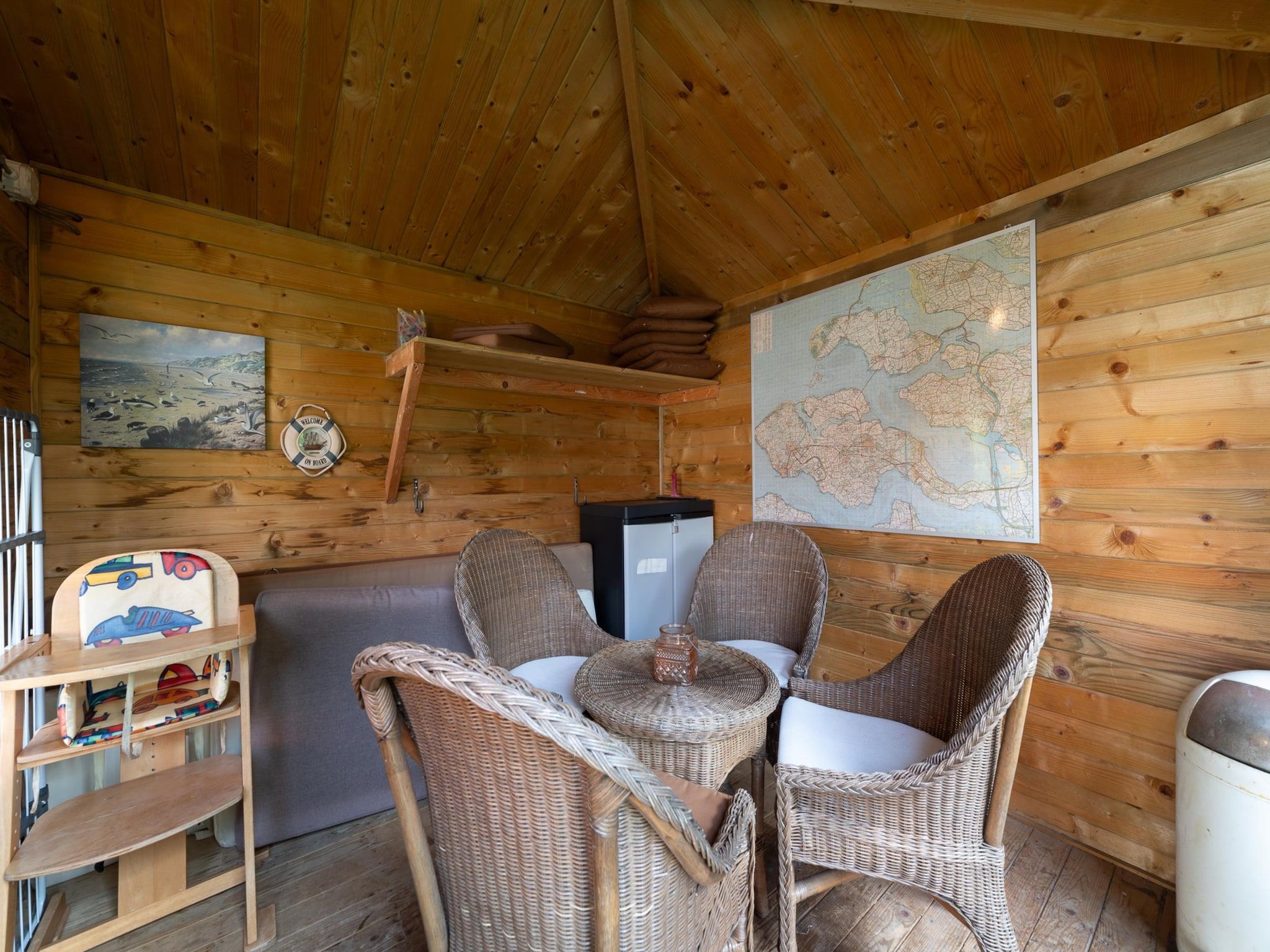 Het terras van Villapark De Oesterbaai 26 in Wemeldinge