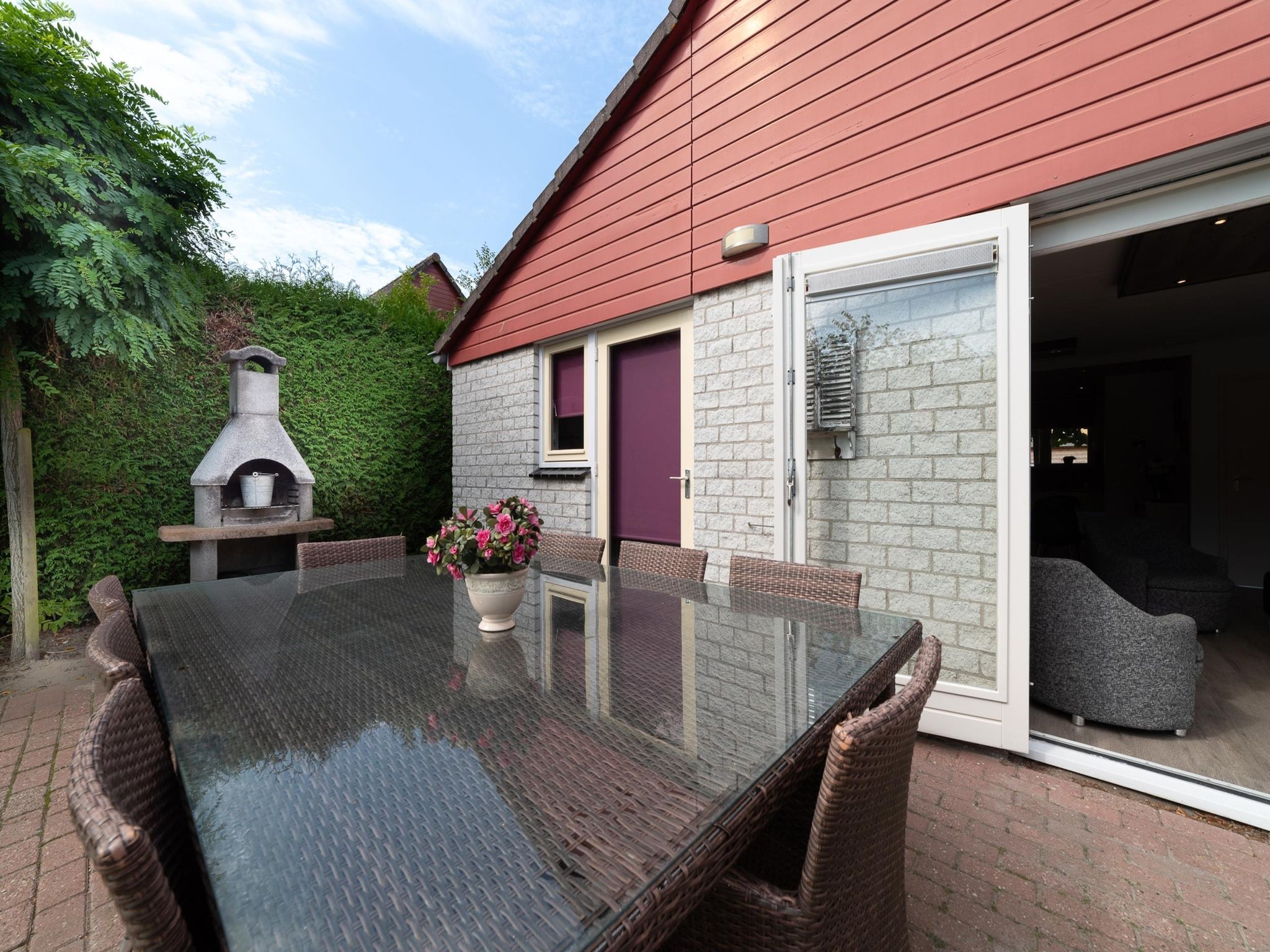 Het terras van Villapark De Oesterbaai 26 in Wemeldinge