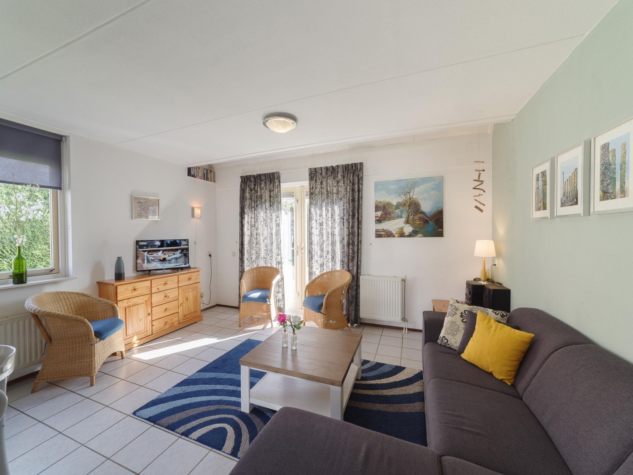 De woonkamer van Villapark De Oesterbaai 27 in Wemeldinge