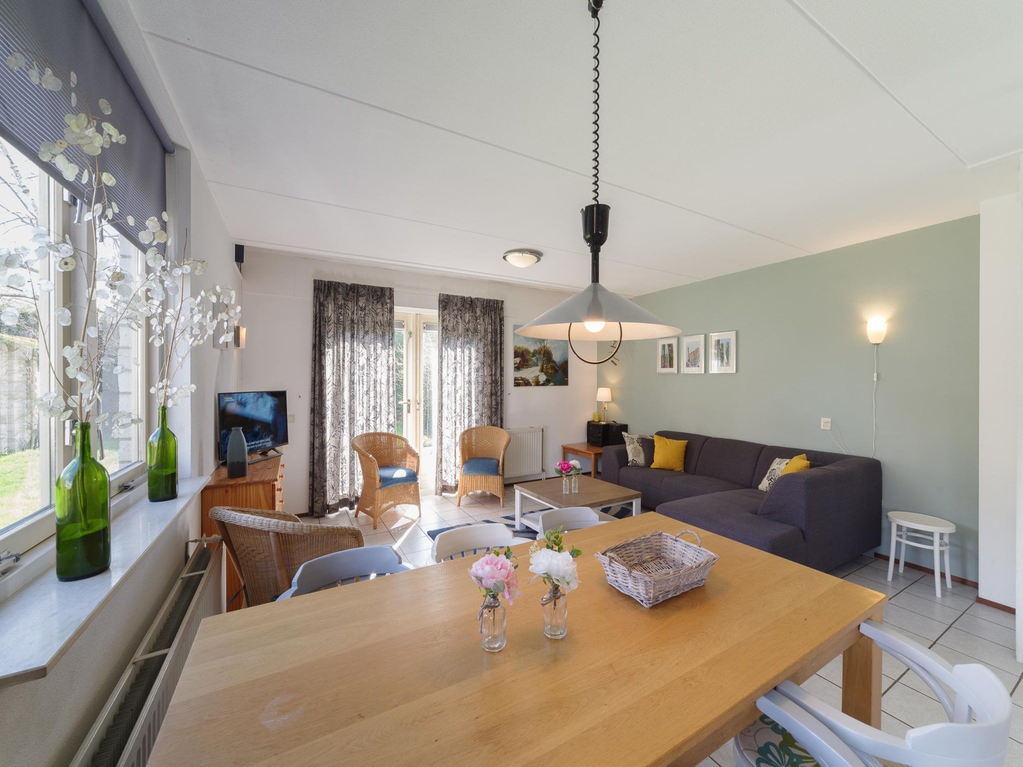 De woonkamer van Villapark De Oesterbaai 27 in Wemeldinge