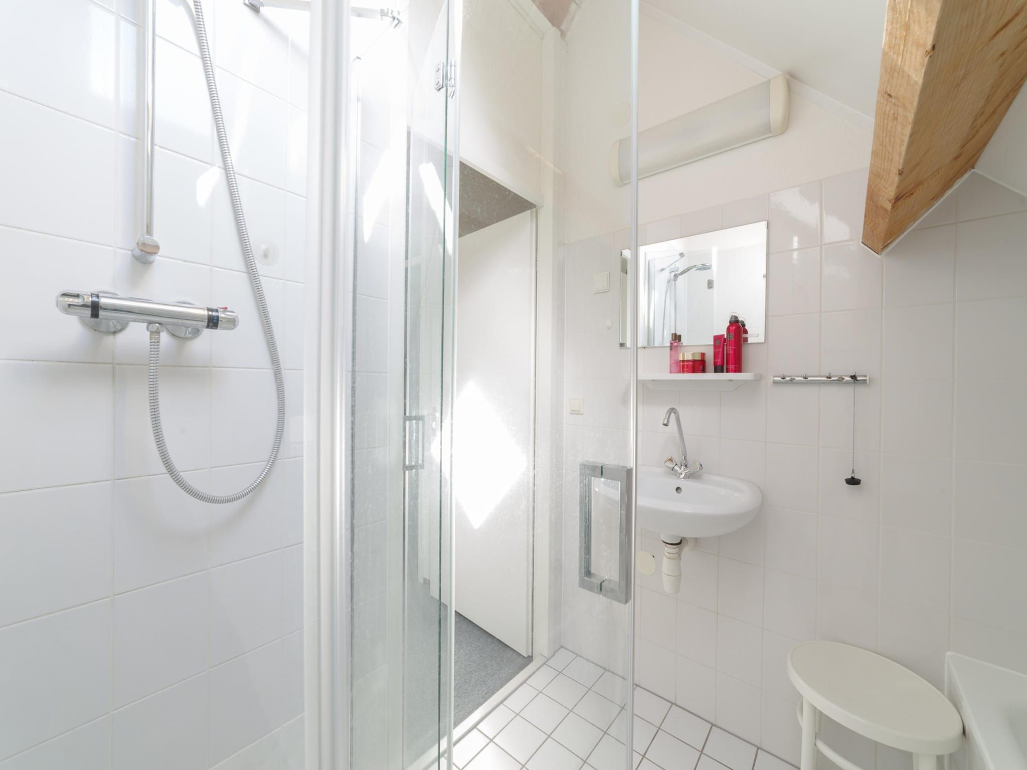 De badkamer van Villapark De Oesterbaai 27 in Wemeldinge