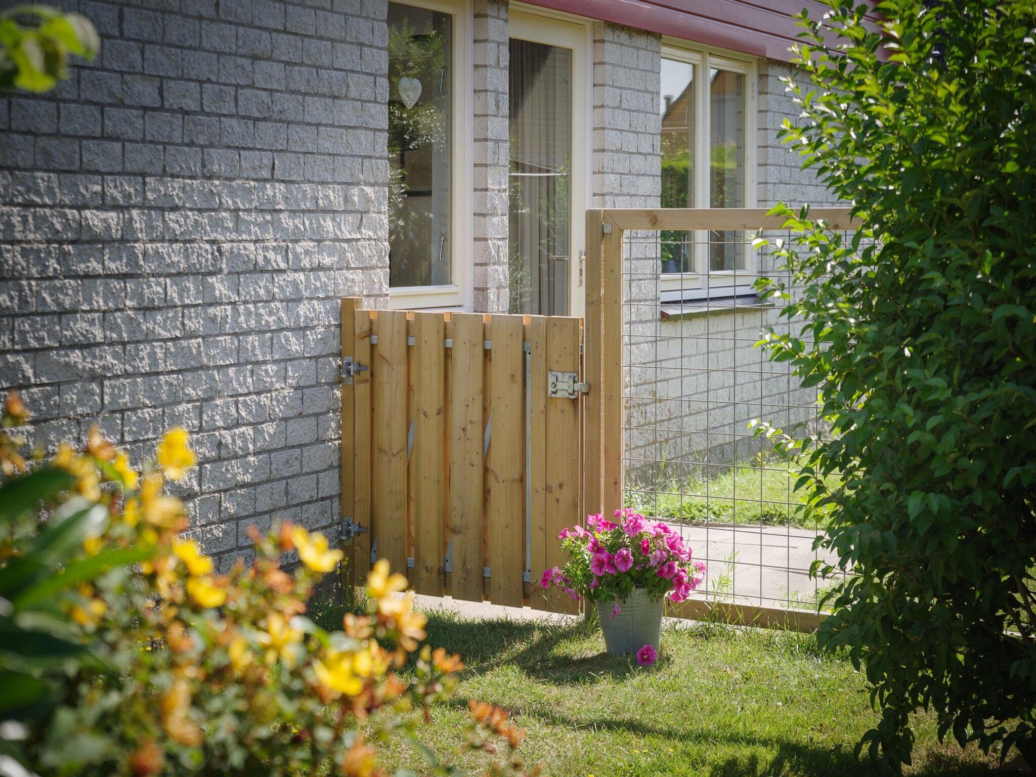 De tuin van Villapark De Oesterbaai 28 in Wemeldinge