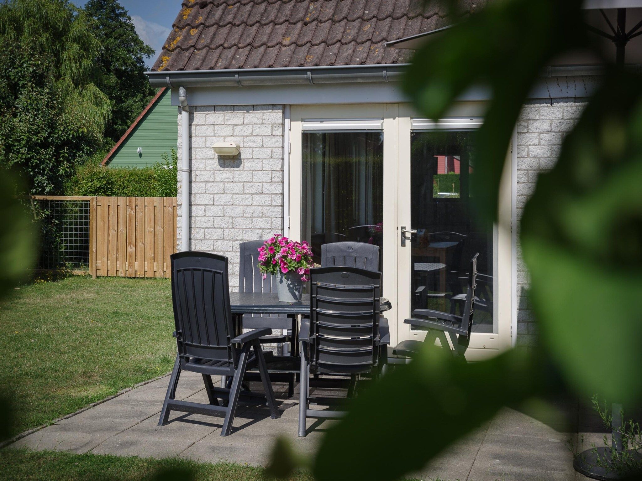 Het terras van Villapark De Oesterbaai 28 in Wemeldinge