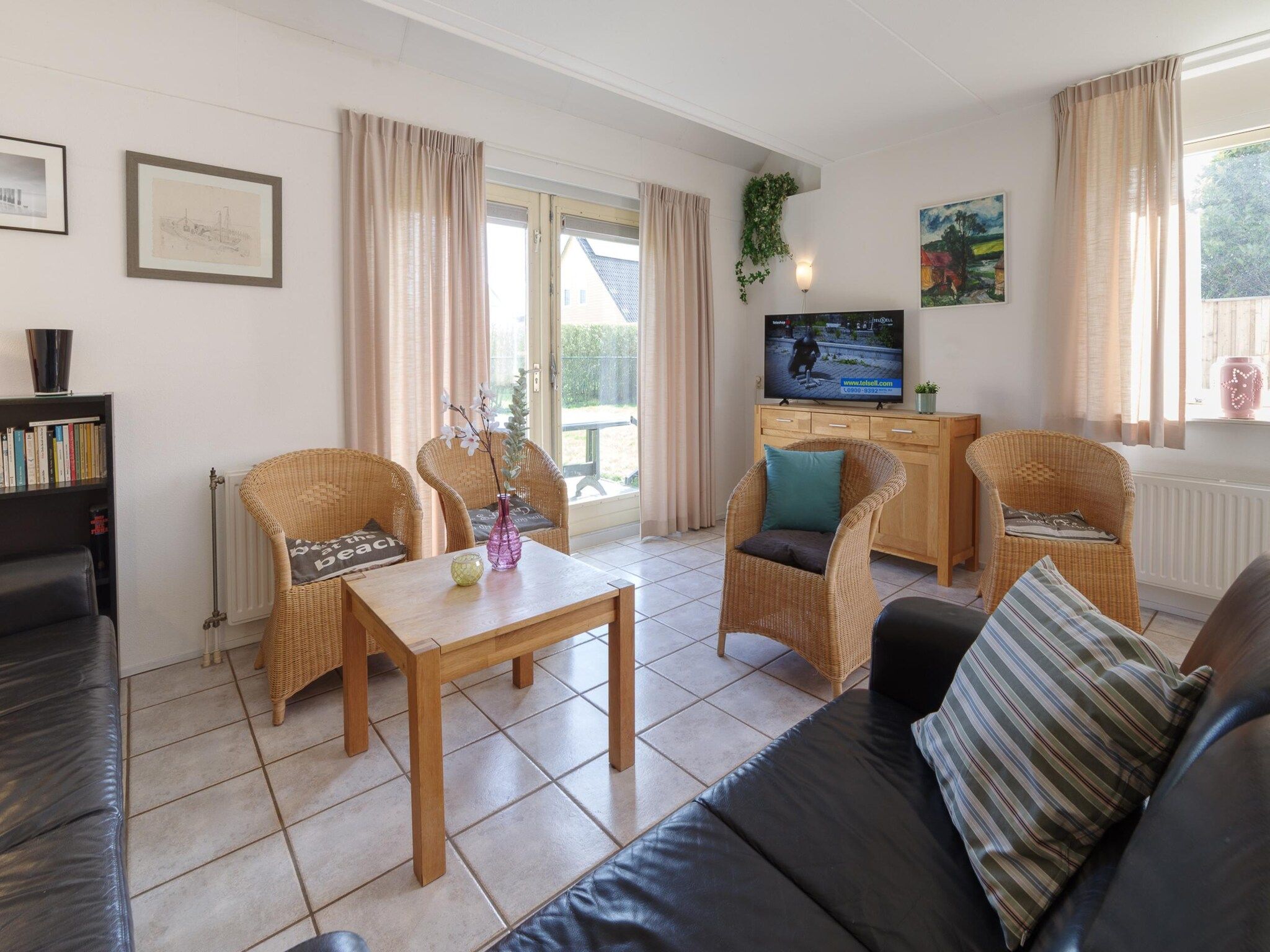 De woonkamer van Villapark De Oesterbaai 28 in Wemeldinge