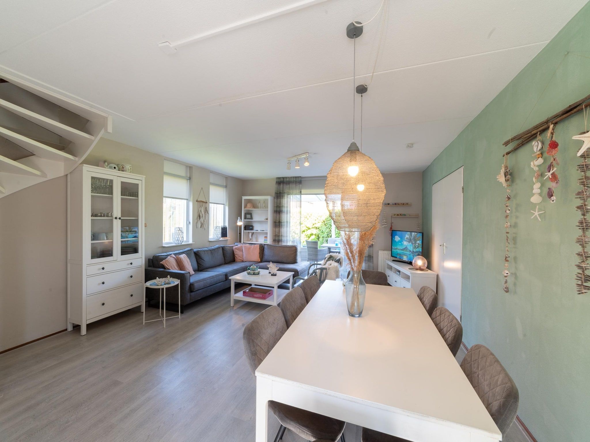 De eetkamer van Villapark De Oesterbaai 31 in Wemeldinge