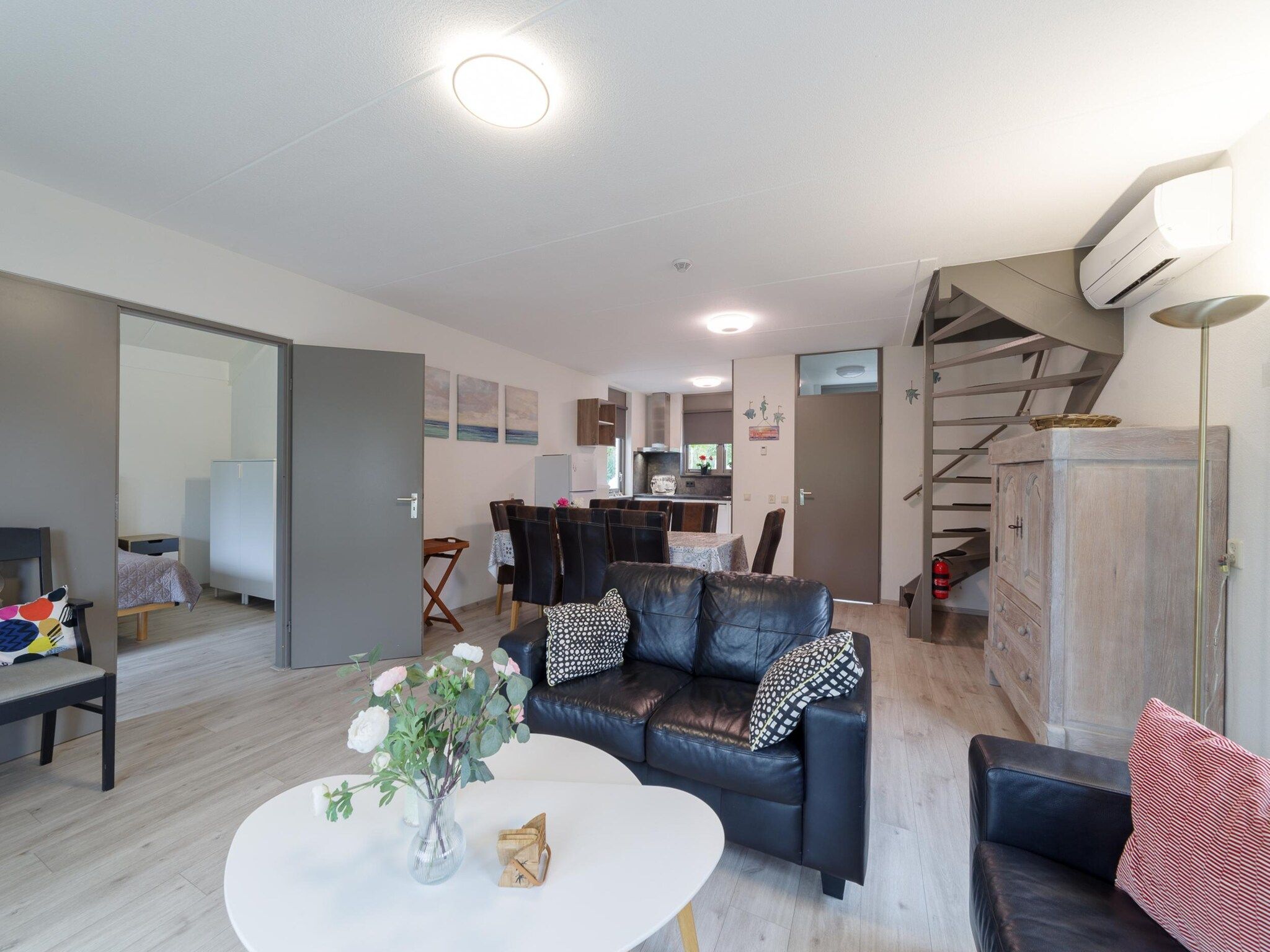 De woonkamer van Villapark De Oesterbaai 49 in Wemeldinge