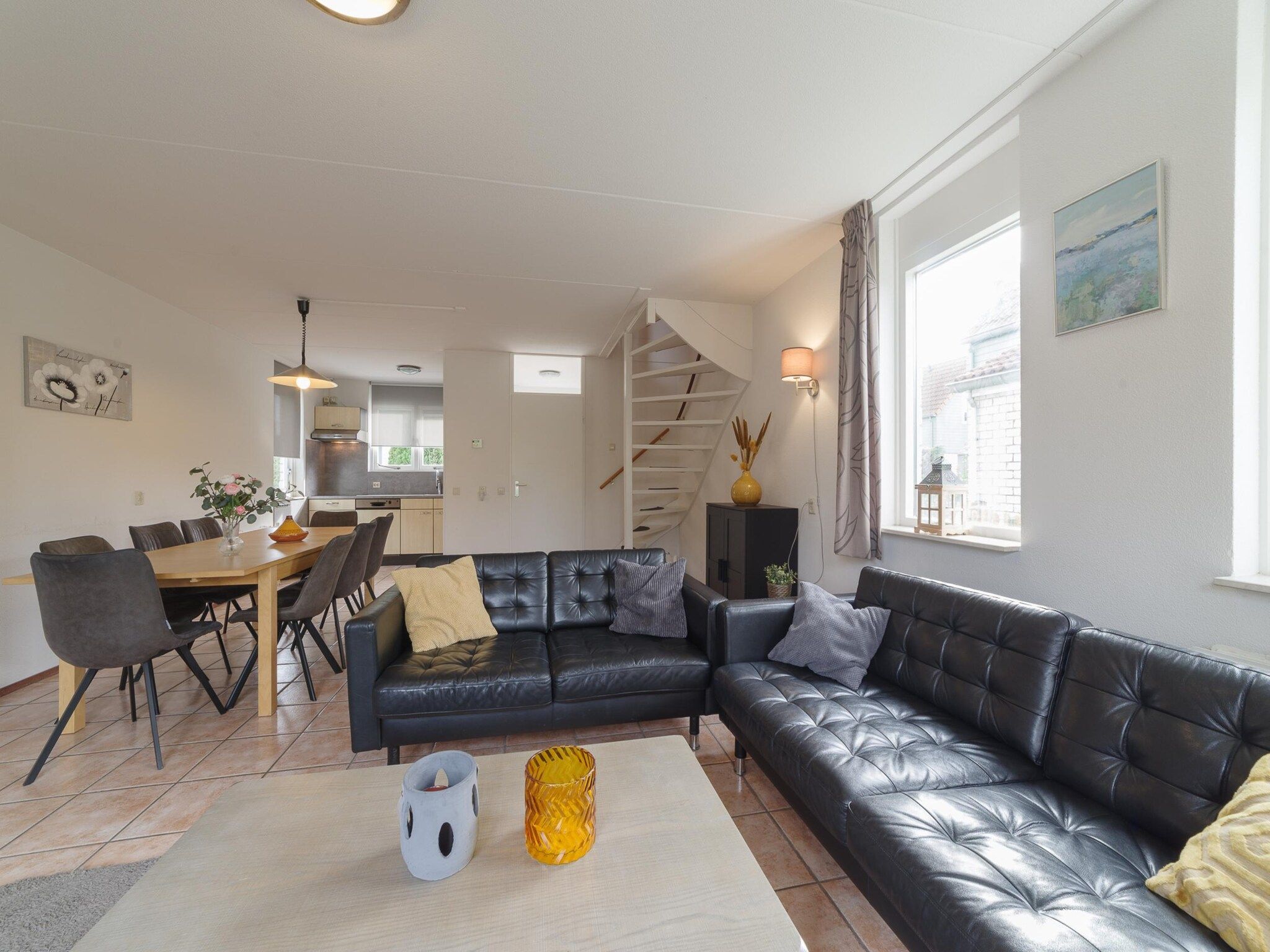 De woonkamer van Villapark De Oesterbaai 54 in Wemeldinge