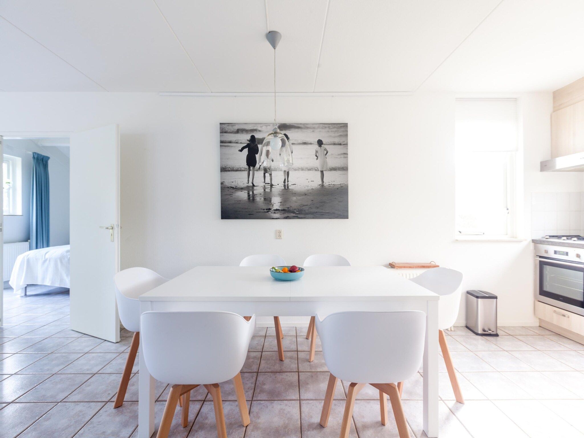 De eetkamer van Villapark De Oesterbaai 64 in Wemeldinge