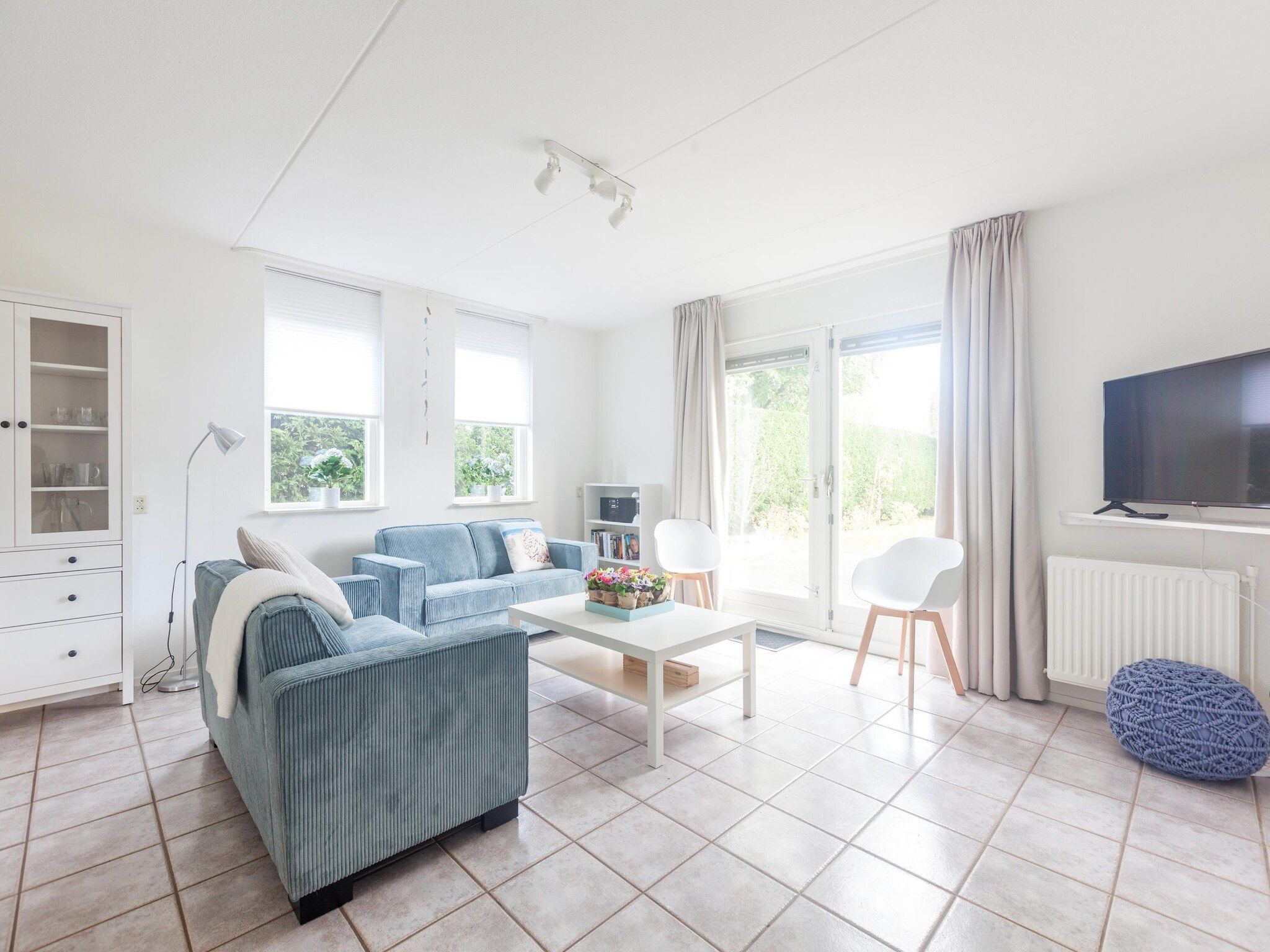 De woonkamer van Villapark De Oesterbaai 64 in Wemeldinge