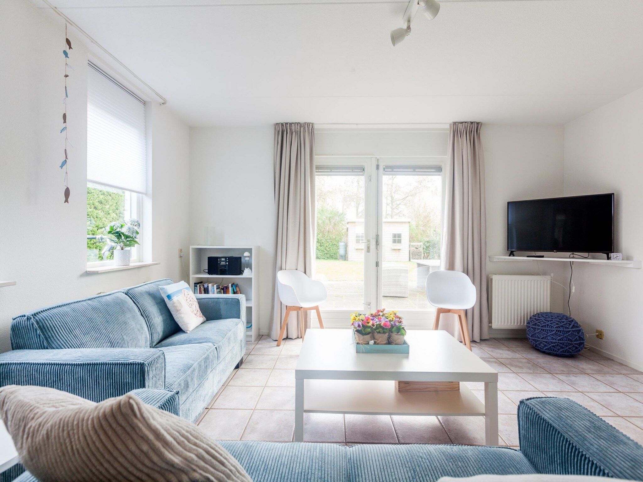 De woonkamer van Villapark De Oesterbaai 64 in Wemeldinge