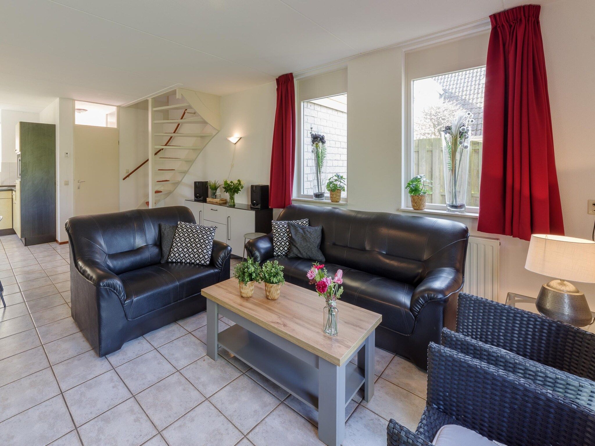 De woonkamer van Villapark De Oesterbaai 75 in Wemeldinge