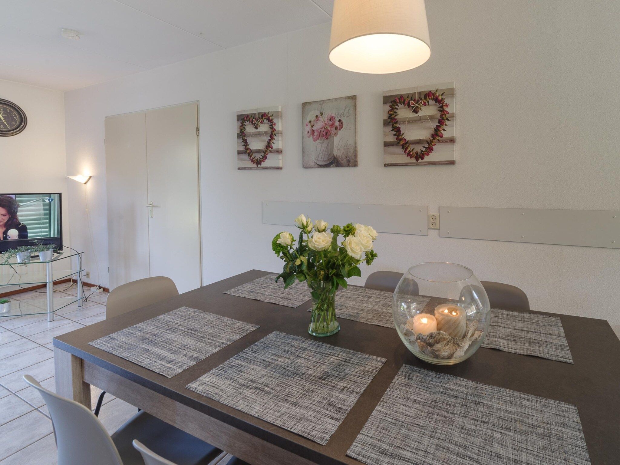 De eetkamer van Villapark De Oesterbaai 75 in Wemeldinge