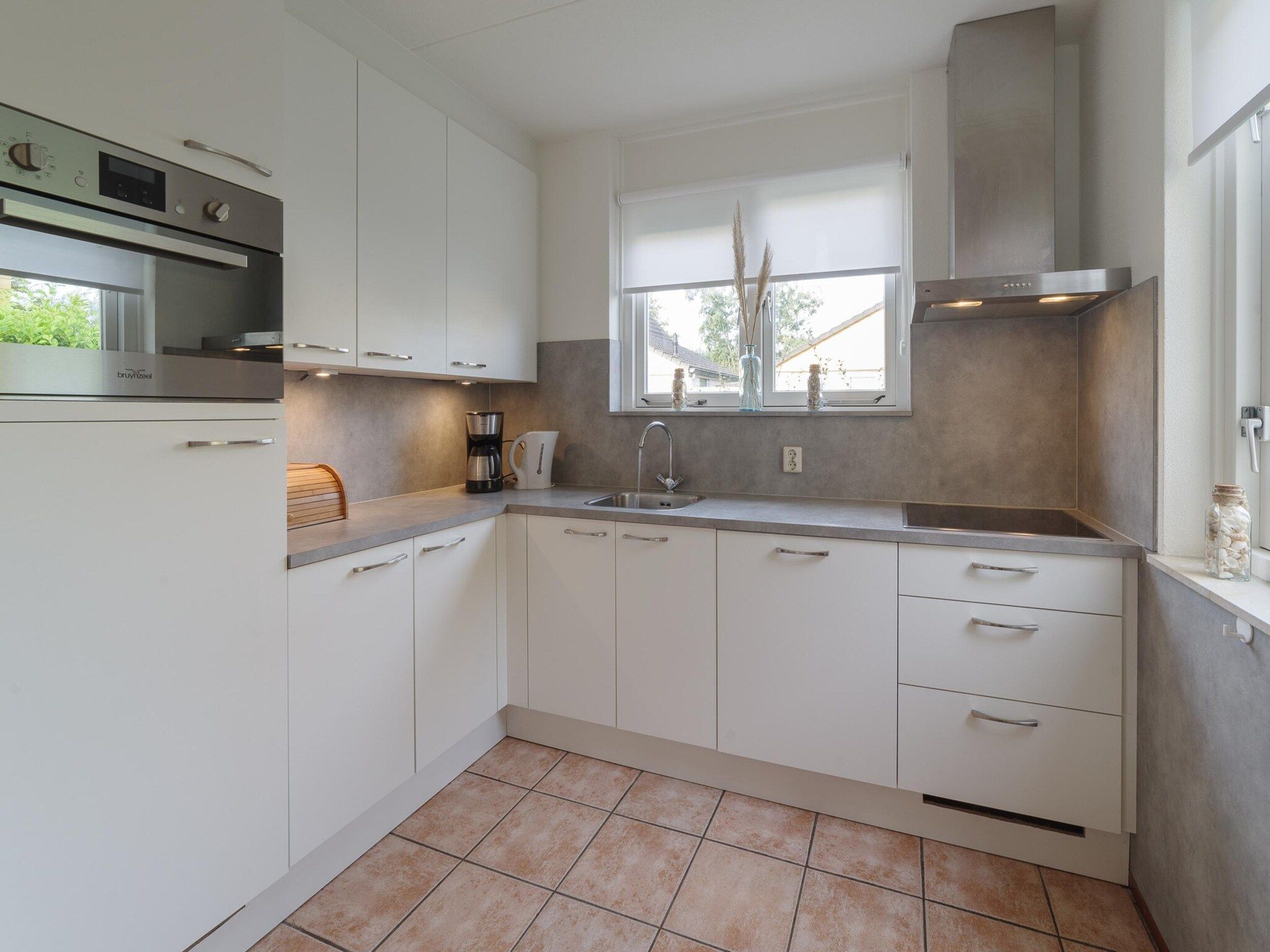 De keuken van Villapark De Oesterbaai 77 in Wemeldinge