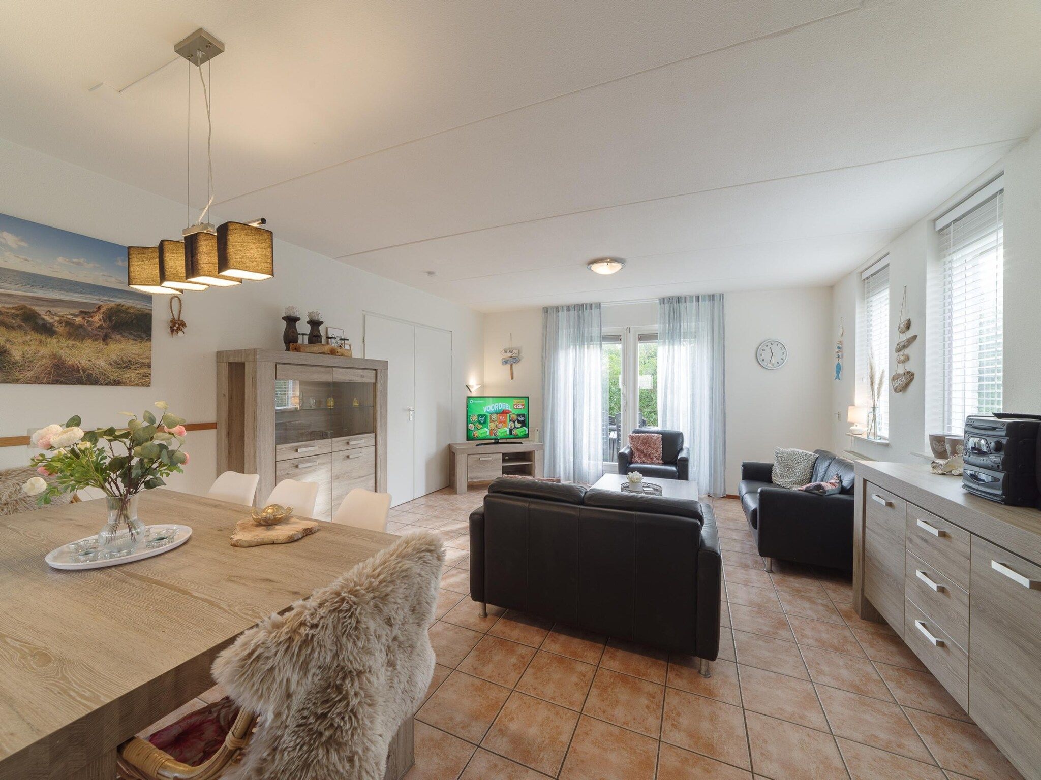 De woonkamer van Villapark De Oesterbaai 77 in Wemeldinge