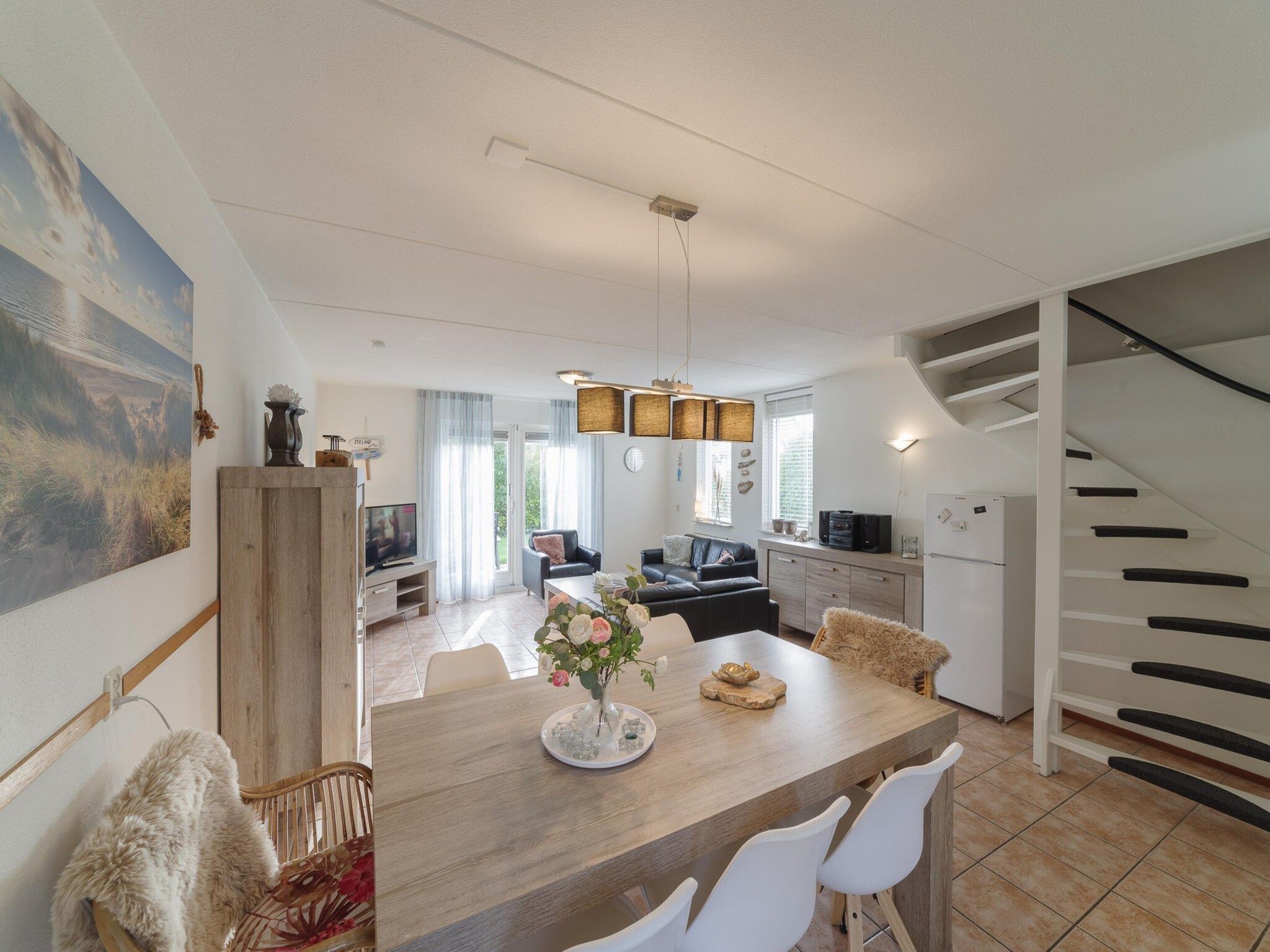 De woonkamer van Villapark De Oesterbaai 77 in Wemeldinge