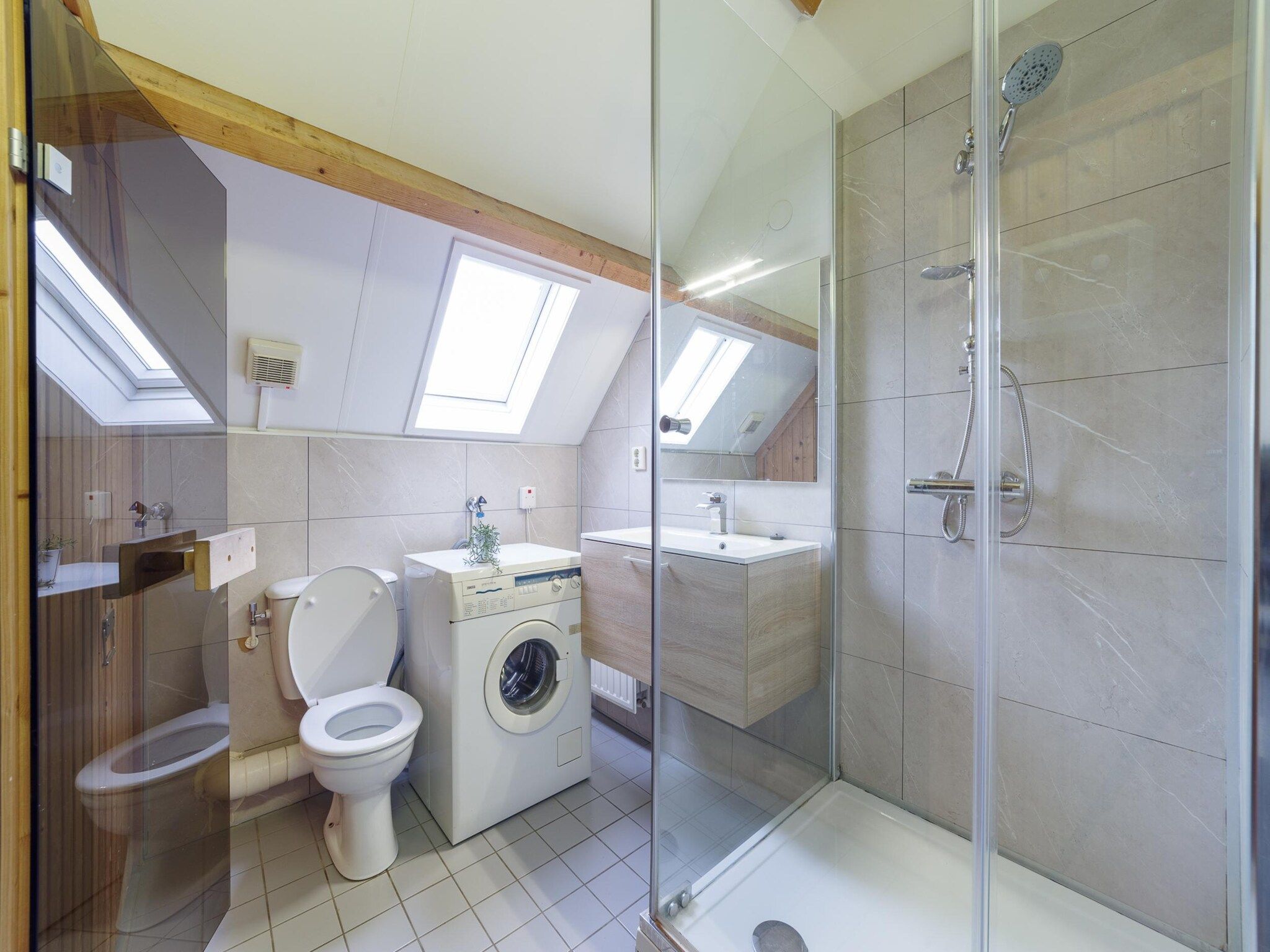 De badkamer van Villapark De Oesterbaai 77 in Wemeldinge