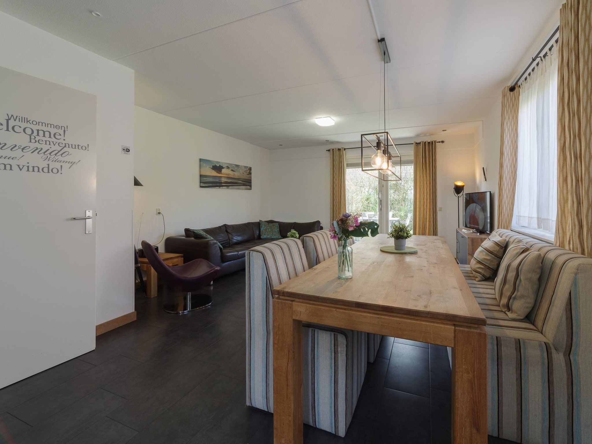 De eetkamer van Villapark De Oesterbaai 89 in Wemeldinge