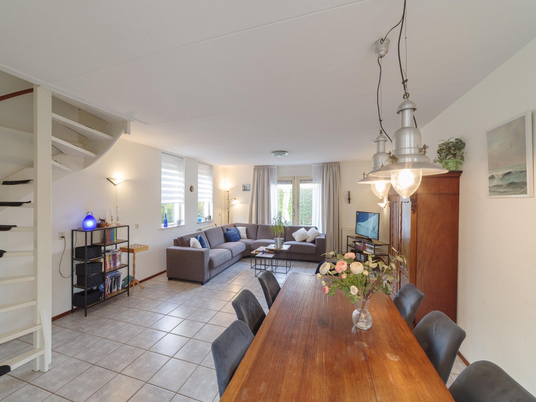 De woonkamer van Villapark De Oesterbaai 91 in Wemeldinge