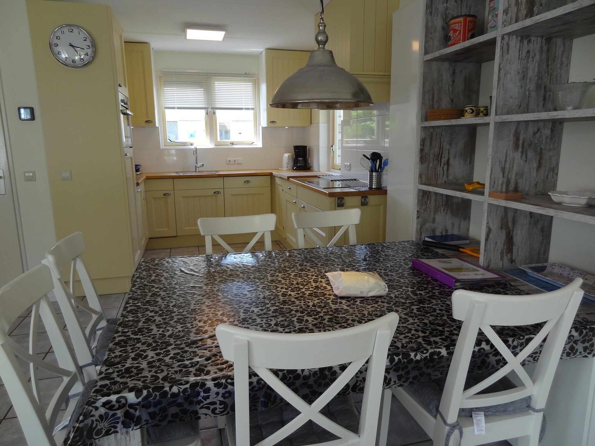 De eetkamer van Villapark De Oesterbaai 92 in Wemeldinge