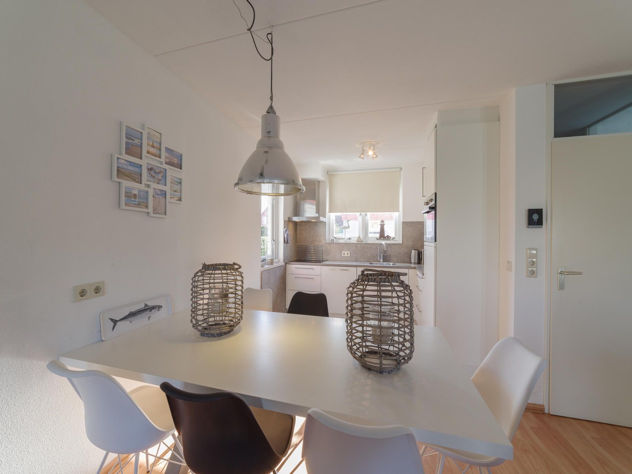 De eetkamer van Villapark De Oesterbaai 96 in Wemeldinge