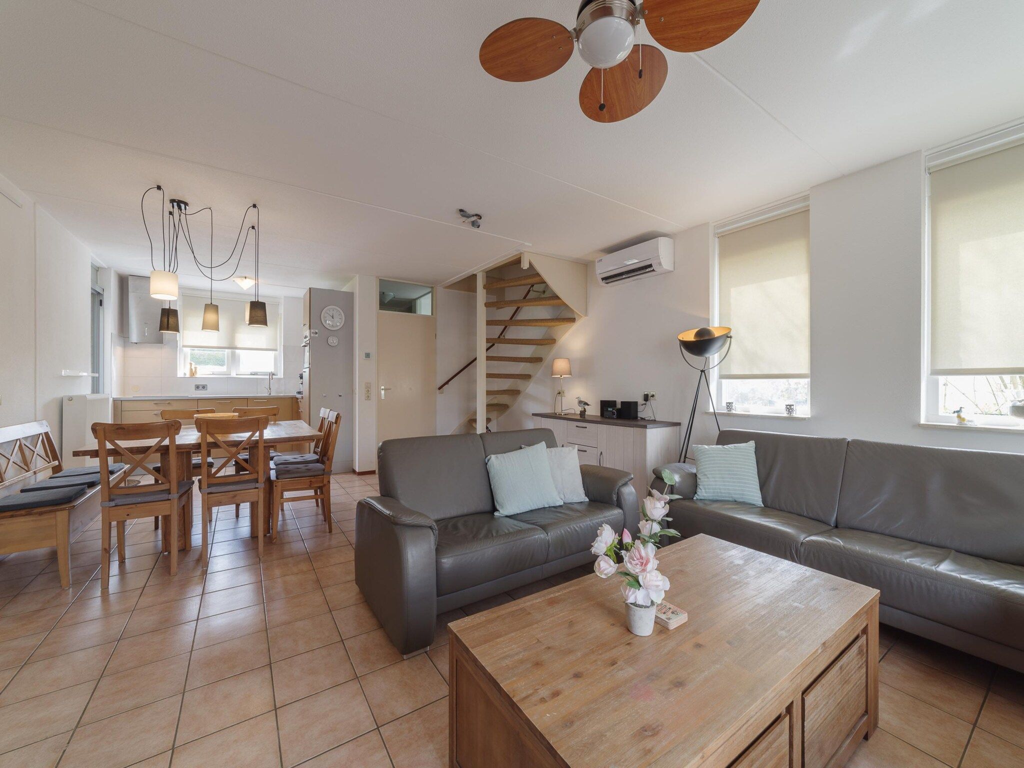 De woonkamer van Villapark De Oesterbaai 112 in Wemeldinge