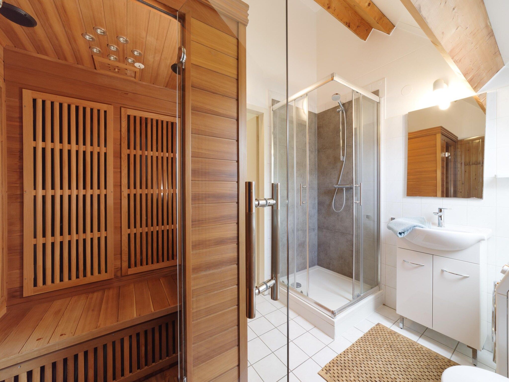 De badkamer van Villapark De Oesterbaai 112 in Wemeldinge