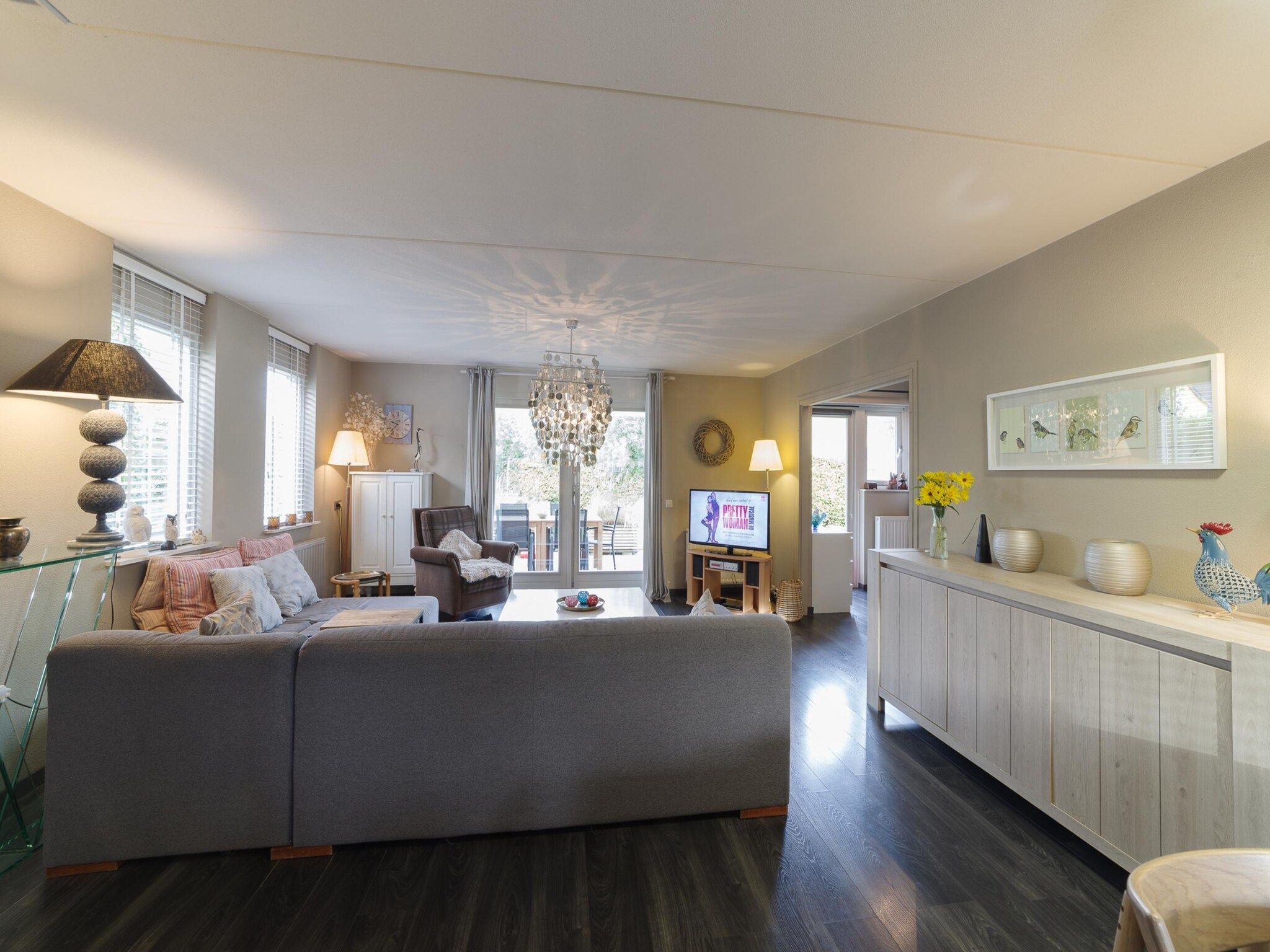 De woonkamer van Villapark De Oesterbaai 117 in Wemeldinge