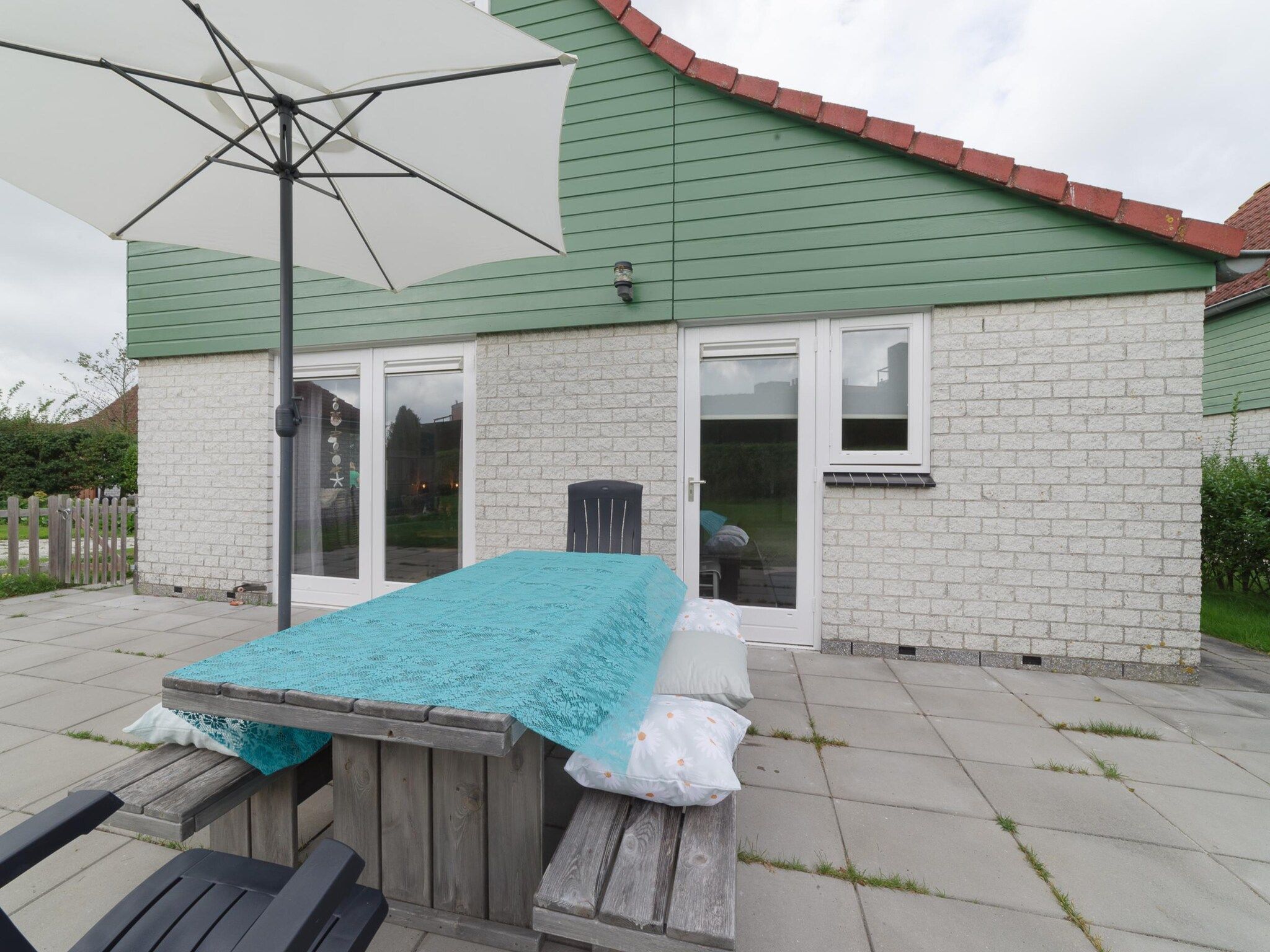 Het terras van Villapark De Oesterbaai 123 in Wemeldinge