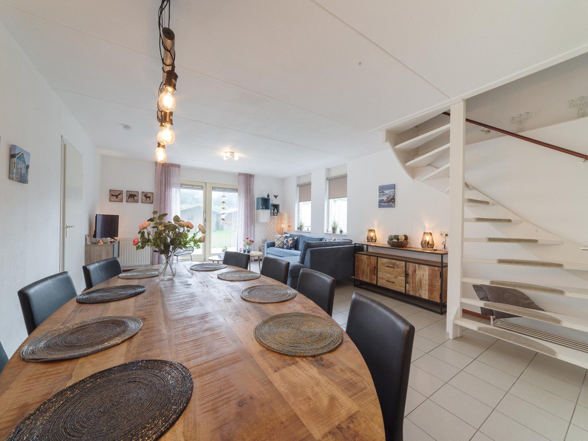 De eetkamer van Villapark De Oesterbaai 123 in Wemeldinge